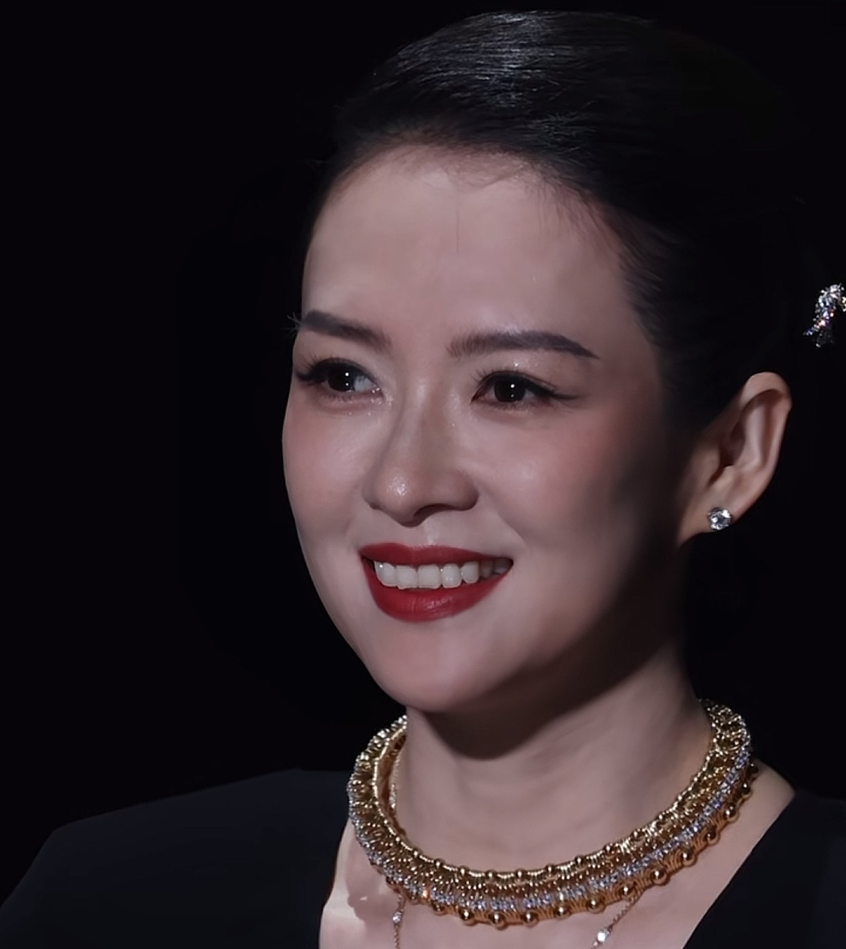 婚姻失败的章子怡无论打扮得多么光鲜亮丽都感觉她的眼睛里有着一些