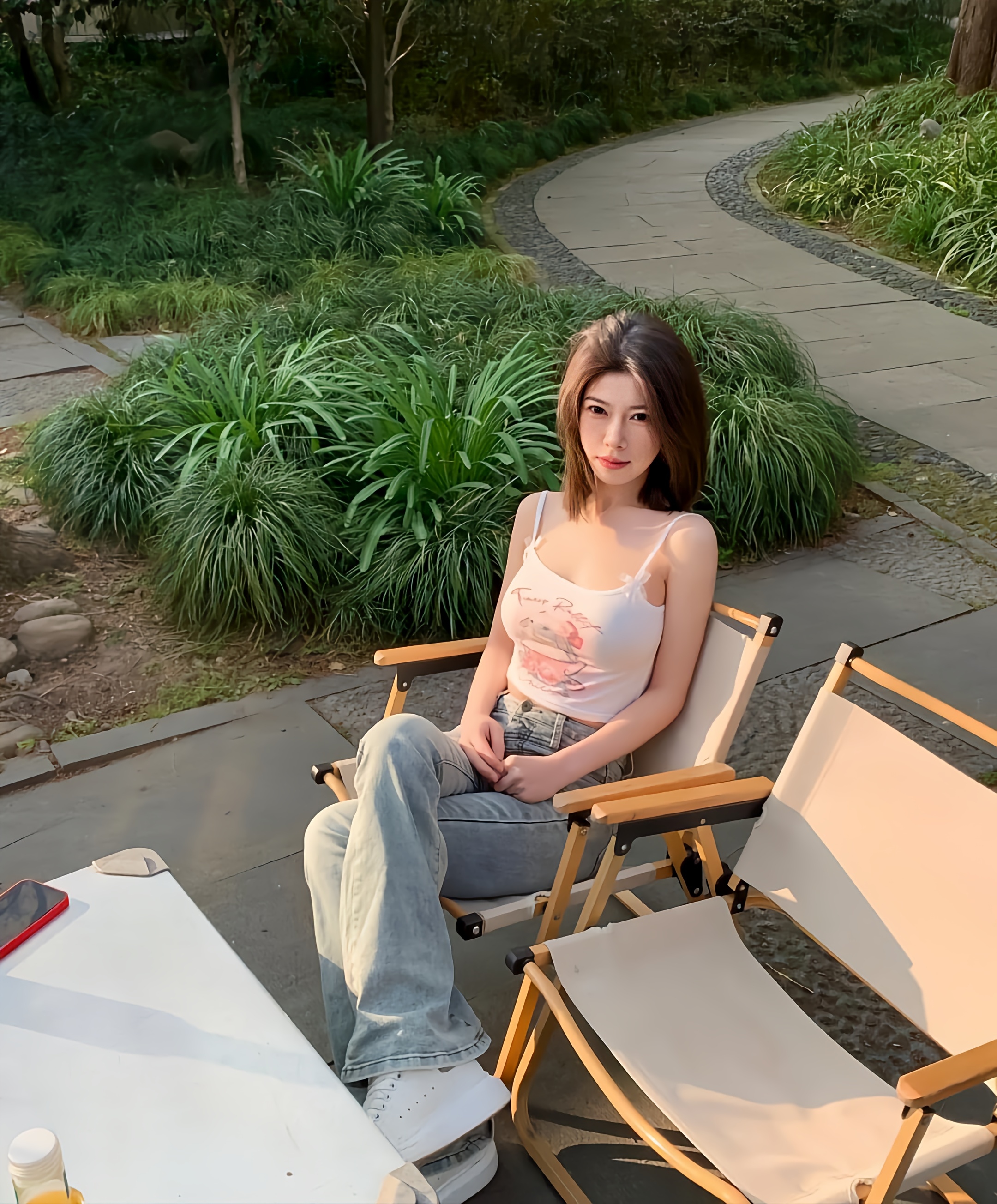 凌晨三点的急诊室走廊,你蜷缩在塑料椅上熟睡,白大褂下露出半截毛线袜