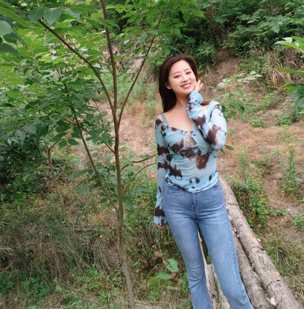 他总在她生病时说"多喝热水",却在母亲咳嗽时立刻开车送去医院