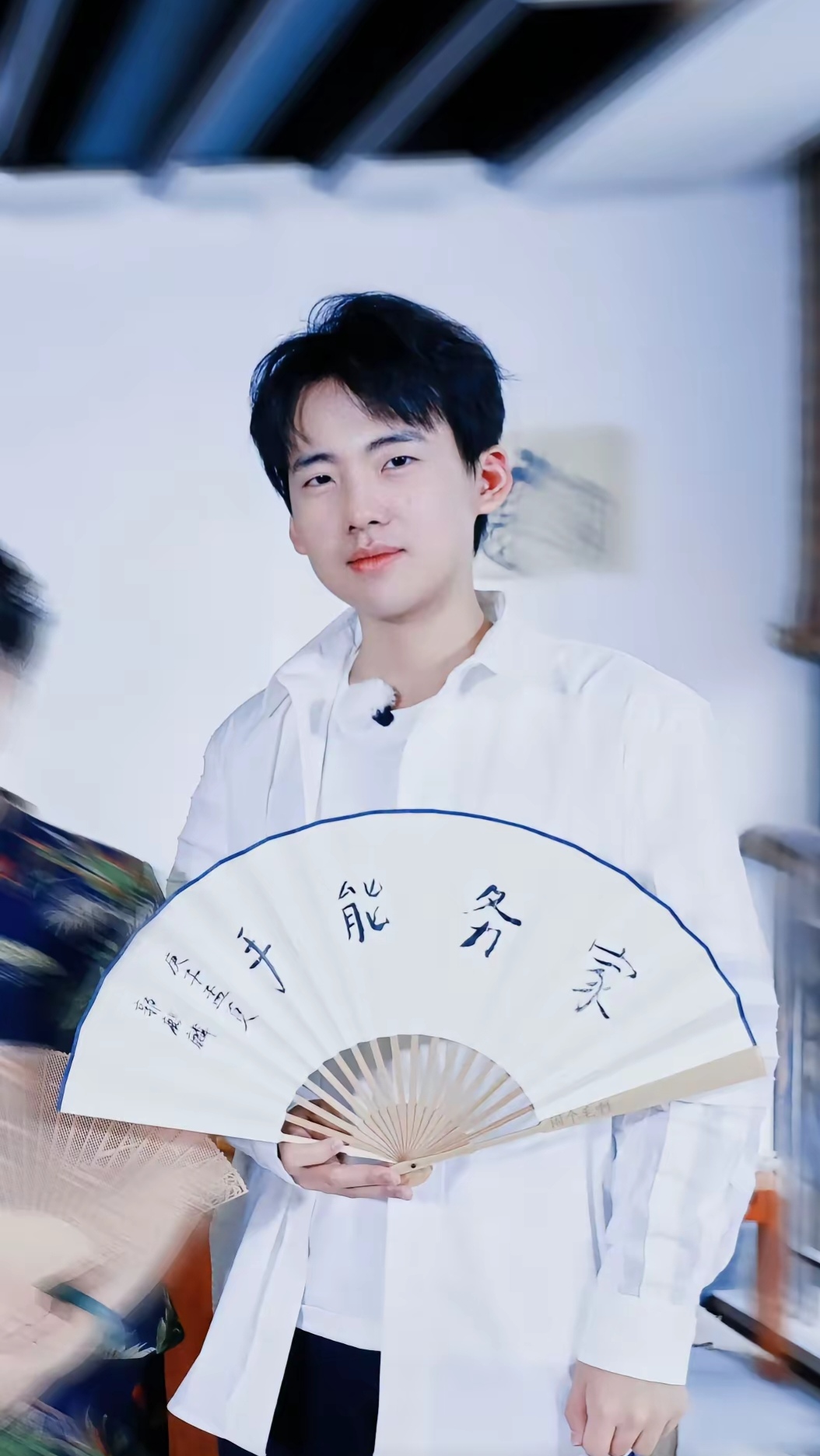 演员郭麒麟,为来客斟茶时,不小心斟满了些,他立马将杯子移到自己的