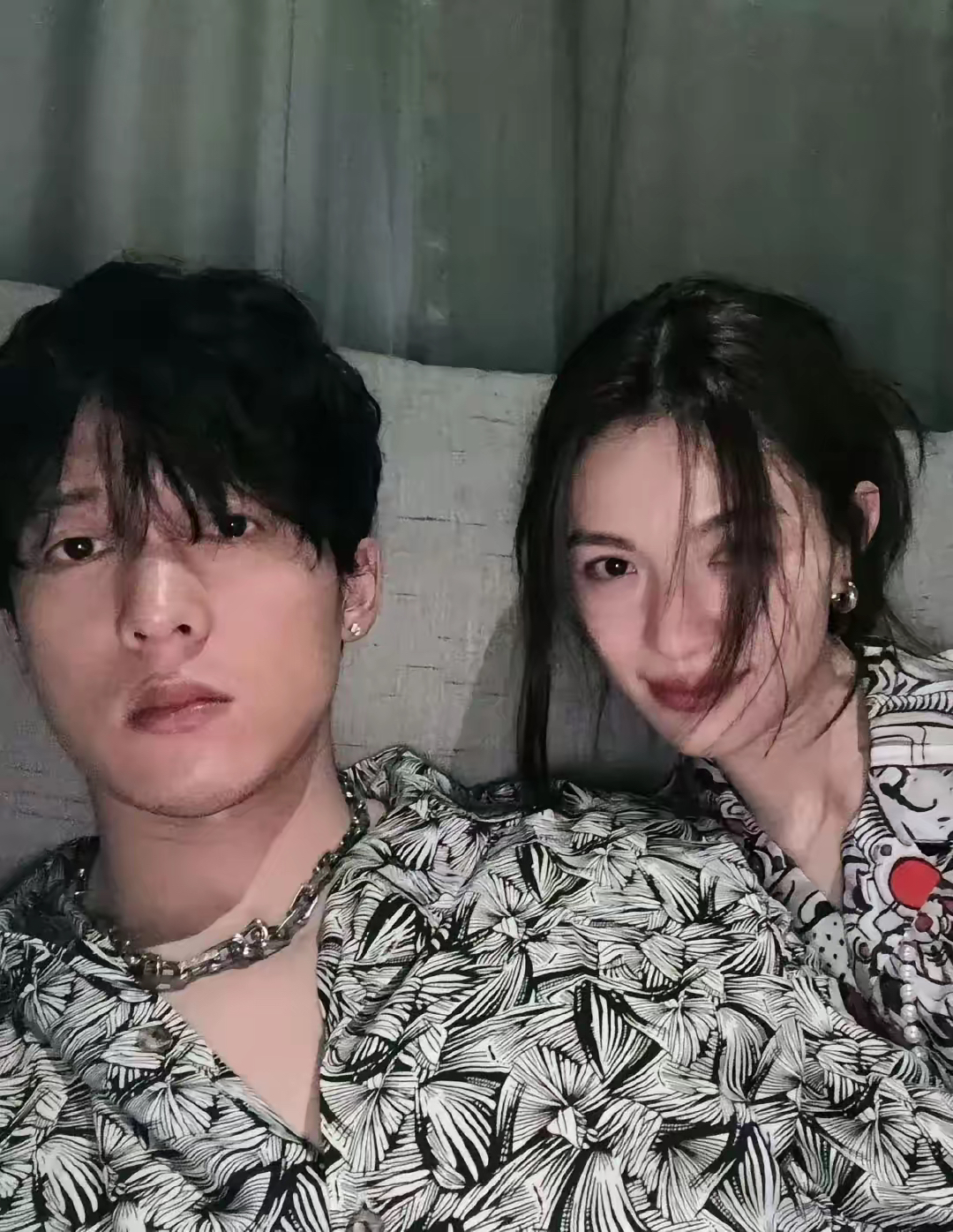 两人都不算那种靠流量吃饭的明星,钟楚曦凭借《好东西》走红,演技逐渐