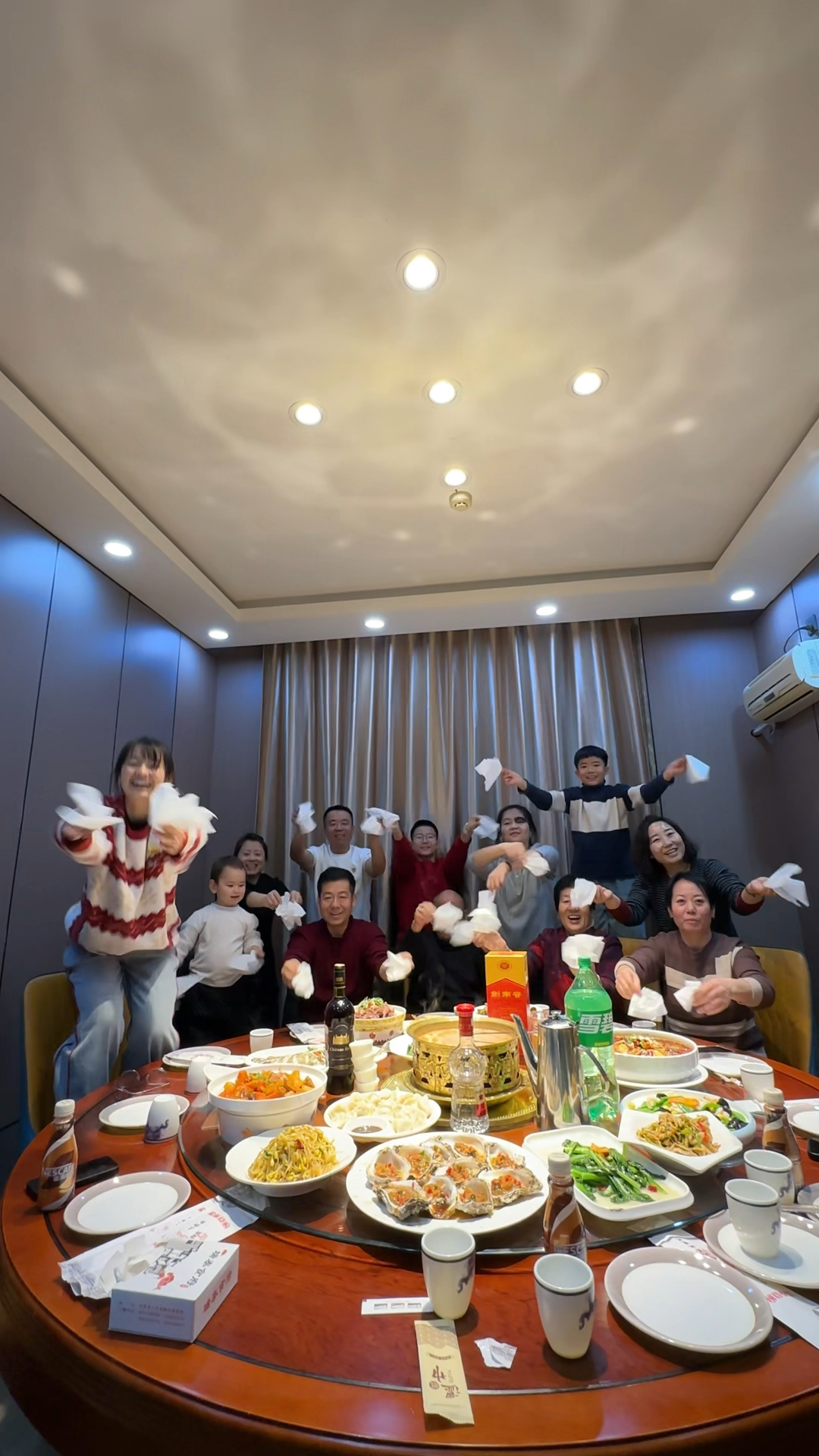 过年在姥爷家,大家欢聚一堂,欢欢乐乐过大年!