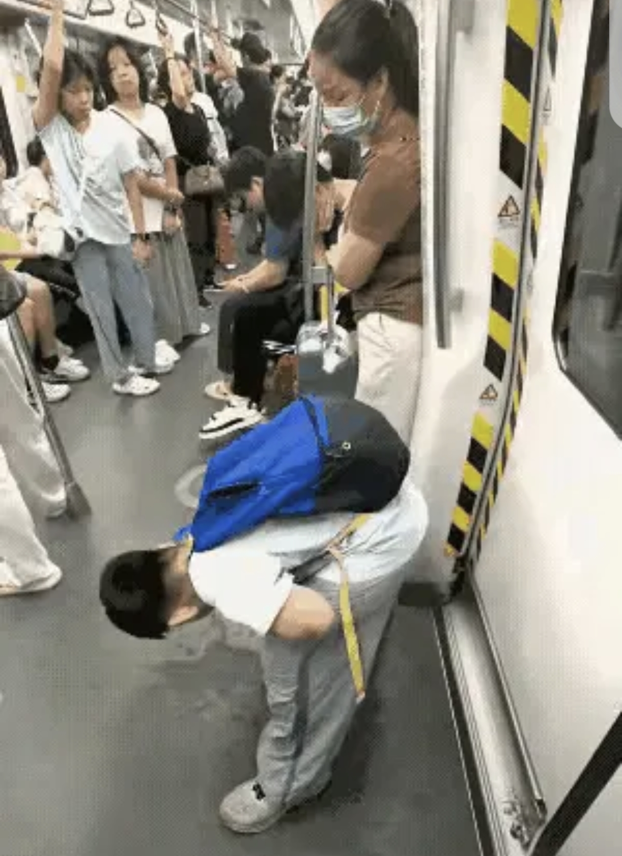 广州地铁上,小男孩不小心打翻饮料,溅得一地狼藉,而他接下来的一个