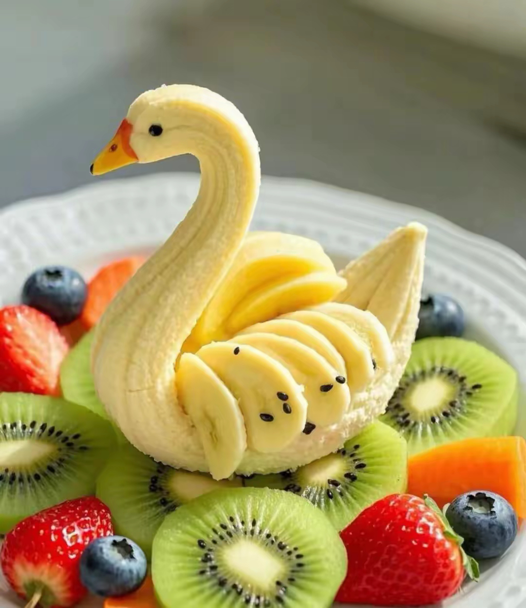 弯弯的香蕉巧妙变身优雅脖颈,搭配上灵动的"眼睛",每一处细节都精致入