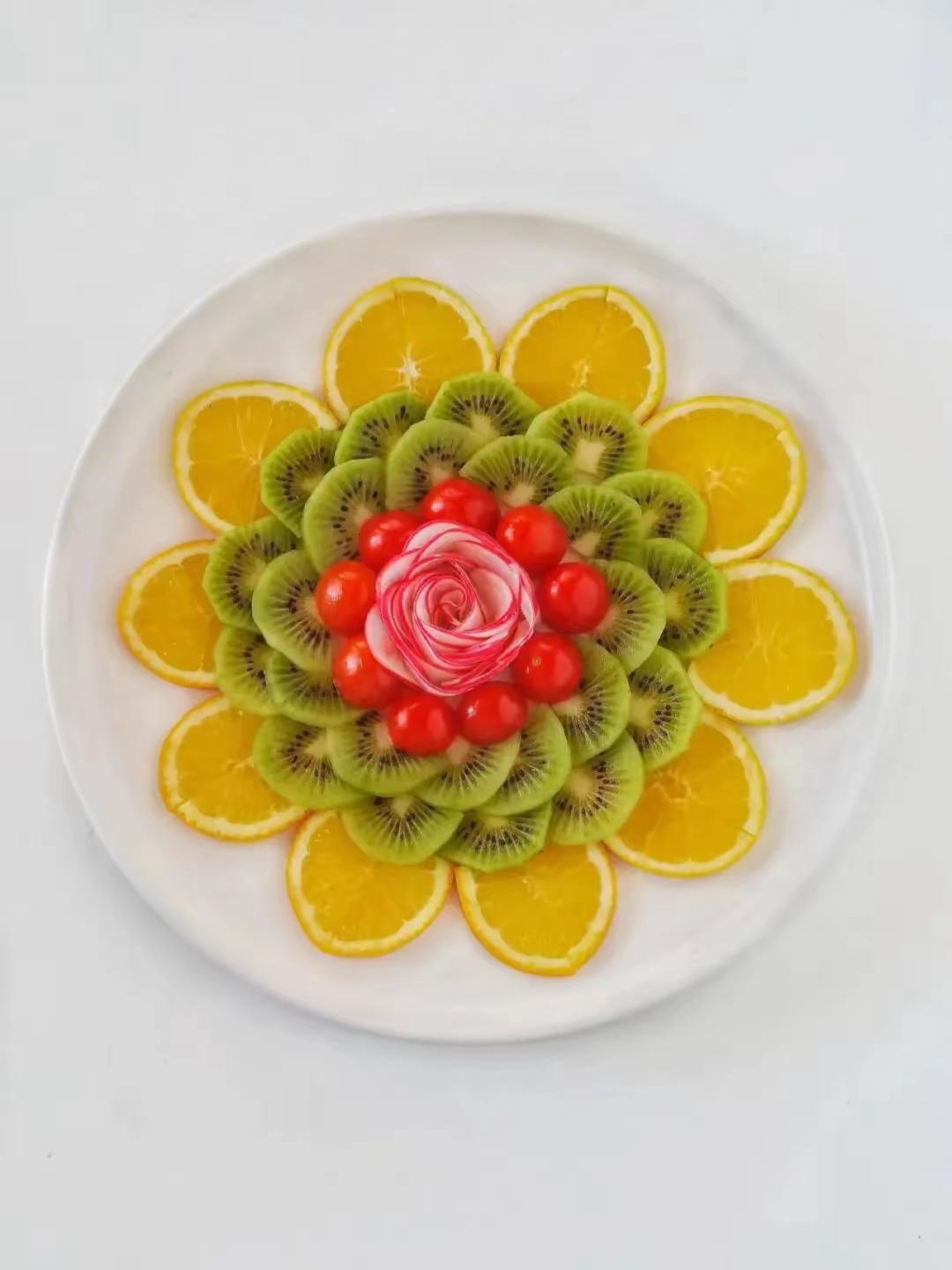 以缤纷水果为材料,经巧妙搭配,绽放绚丽光彩,为用餐时光增添独特美感