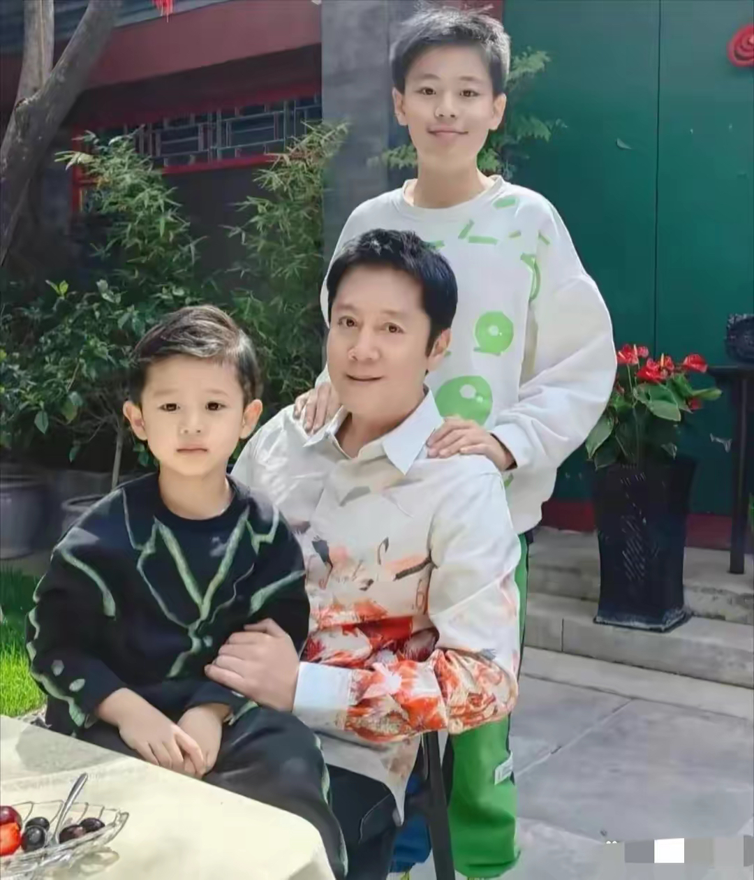 蔡国庆的大儿子已满13岁,模样帅气,身姿挺拔,身高飞速蹿升,已快比肩