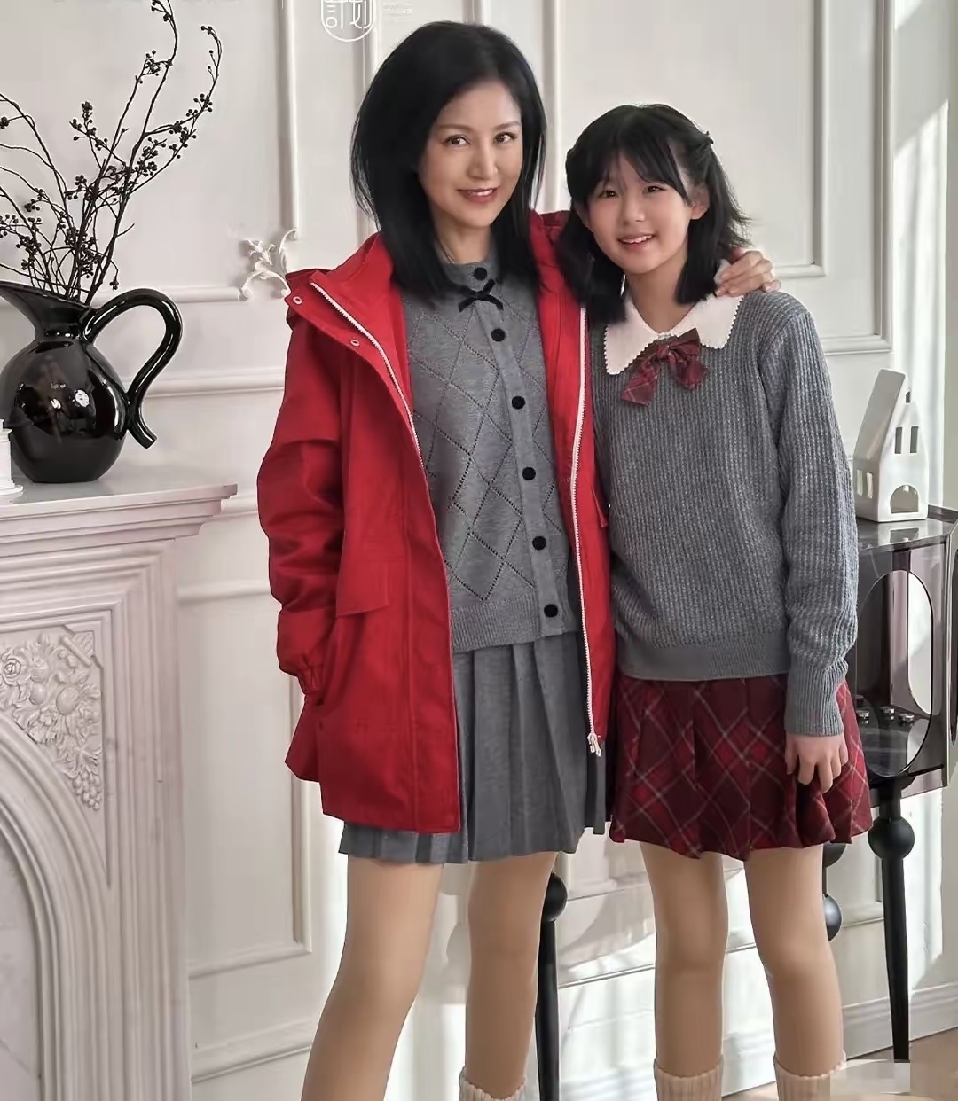 鲍蕾牵着小叶子拍巴拉巴拉大片同款服饰上身鲍蕾温婉优雅小叶子