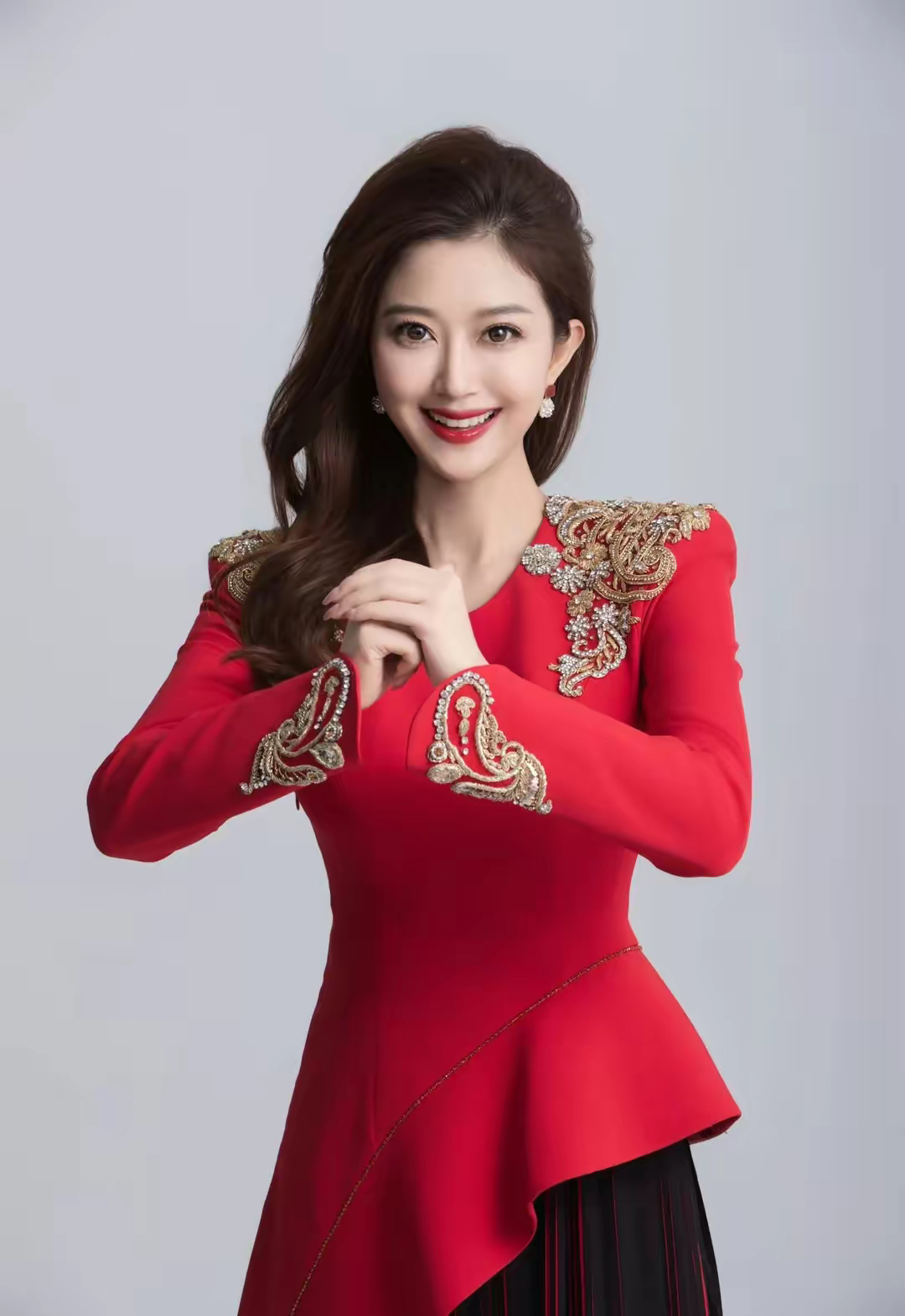 辽宁卫视的美女主持人心悦,形象甜美亲和,笑容极具感染力