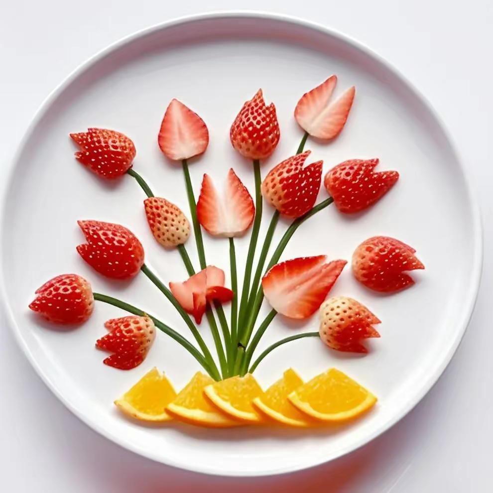 娇艳欲滴的草莓在盘中错落有致,新鲜的色泽如春日暖阳般明媚