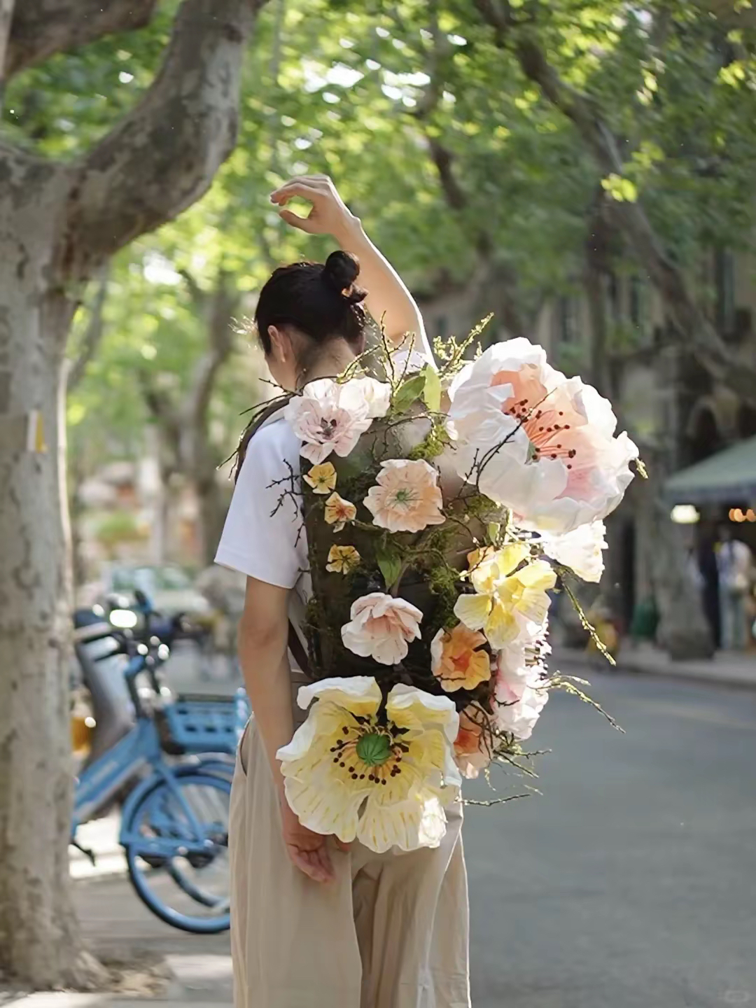 他后背缀满大小,颜色各异的花朵,竟能缓缓开合,仿若拥有生命般灵动