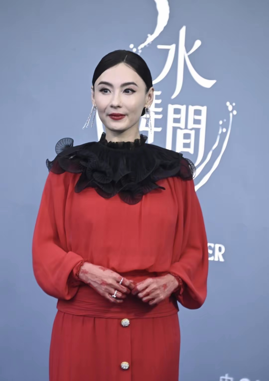 5月7日,在澳门新濠天地《水舞间》新章开幕活动上,44岁张柏芝一袭