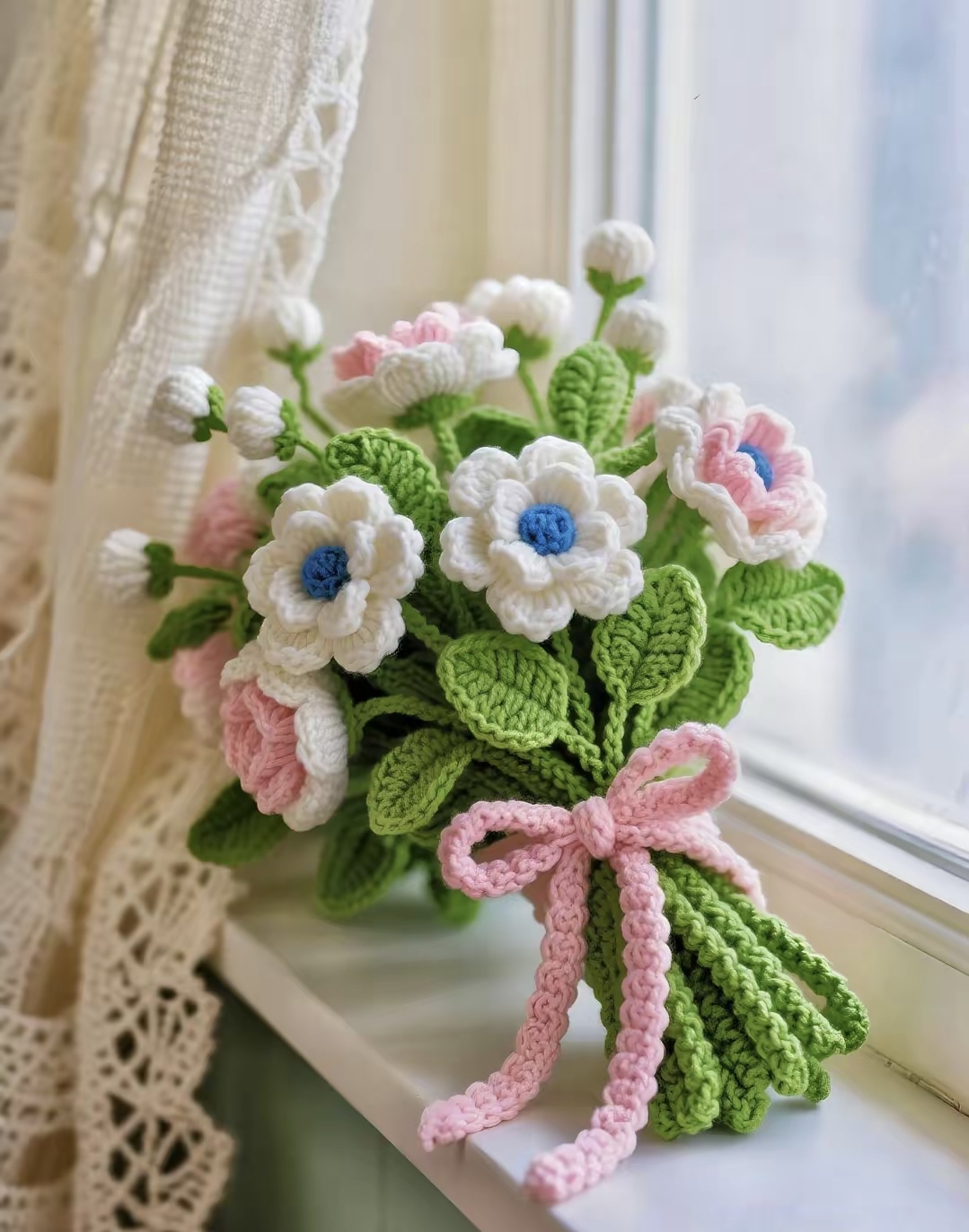 窗畔,毛线钩织的花朵静静绽放,细腻纹理,柔和色彩,在方寸间勾勒出温馨