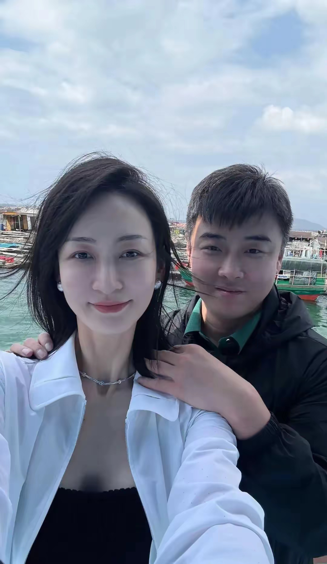 王皓妻子闫博雅曝光一组美照,身着黑纱裙,裙身剪裁贴合身形,巧妙勾勒