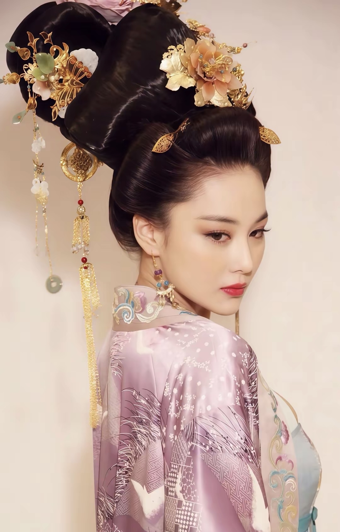 张馨予古装剧照尽显风华:眉眼含情,朱唇似点,发髻高挽缀珠钗