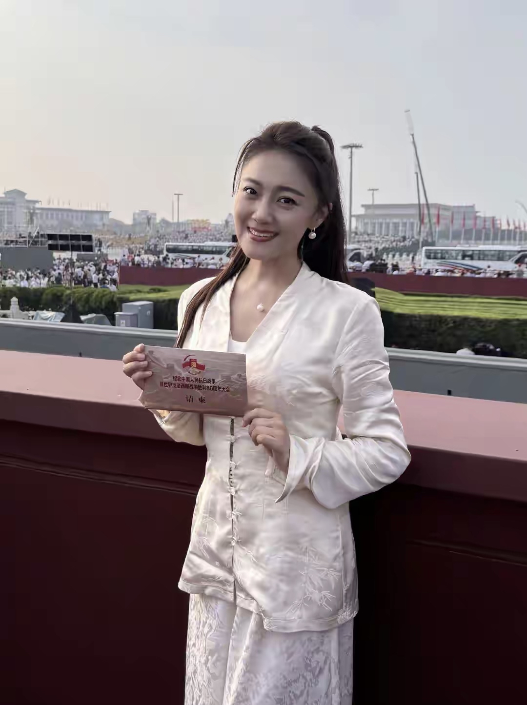 王小玮身着中式套裙,典雅大方,珍珠耳环点缀其间,更显温婉气质