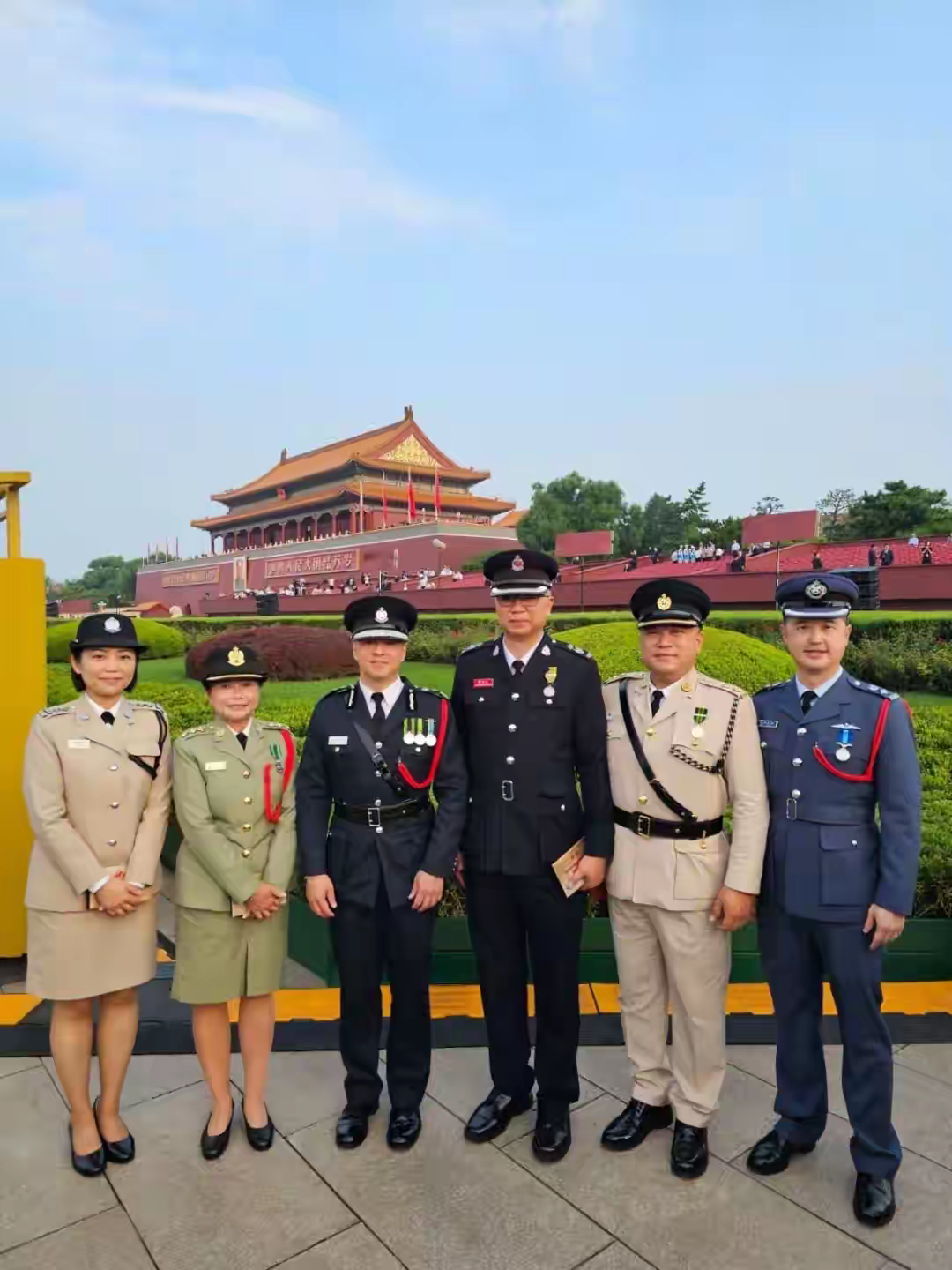 香港警察身着笔挺警队礼服观礼阅兵,制服线条利落,徽章熠熠生辉