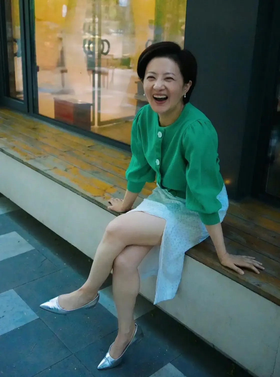 曾经饰演小婉君的金铭最近着实大秀了一把长腿向我们展现出极为