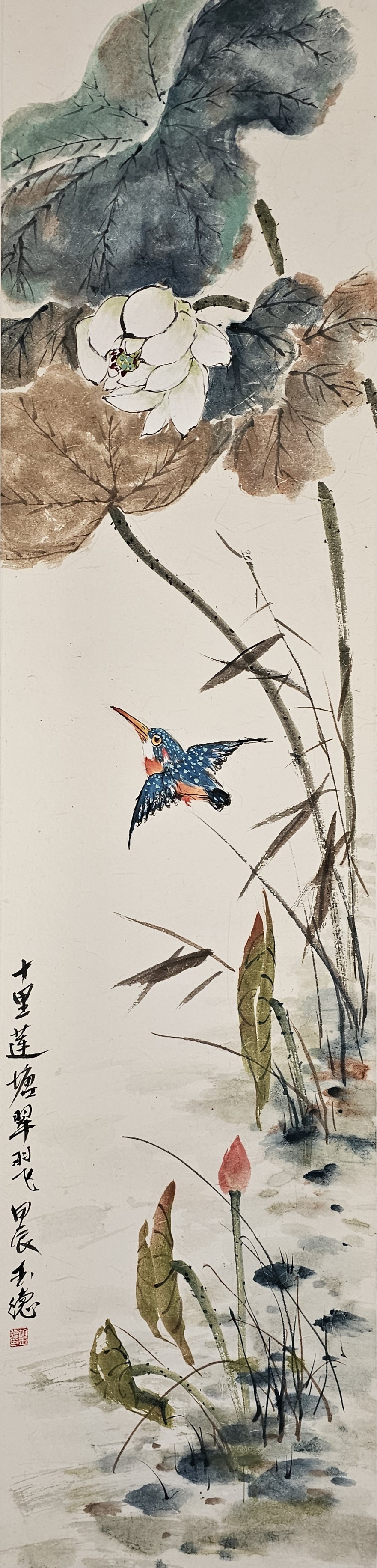 胡玉德老师创作《翠鸟掠波惊荷影,碧波荡漾映花容》翠鸟飞翔动态