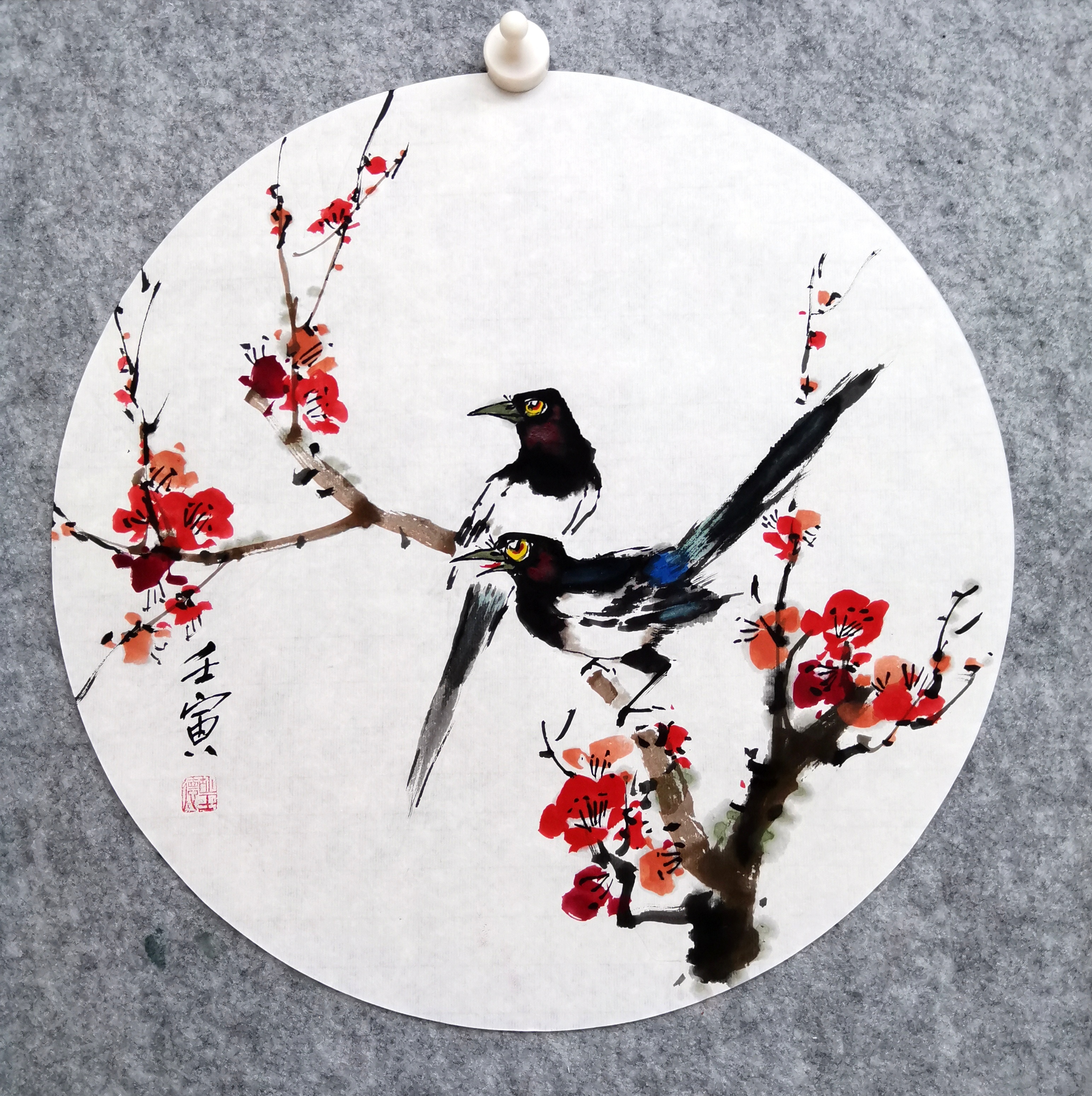 胡玉德老师创作《喜上眉梢》喜鹊与梅花组合圆形构图国画小写意作品