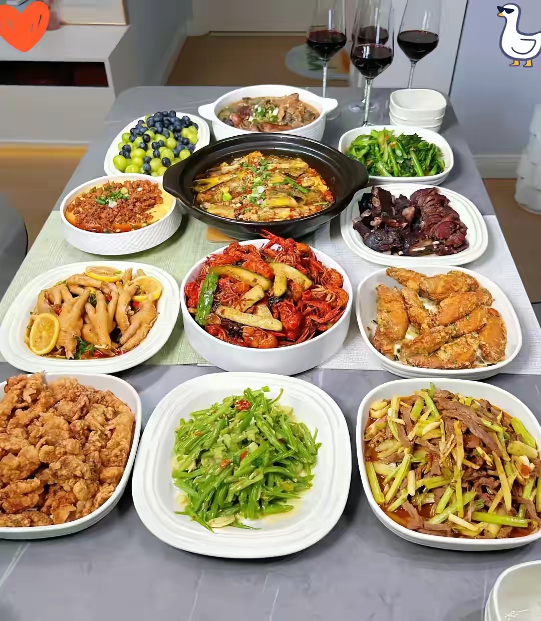 忙没时间来,今天特地多做了几个菜招待他们,老公看我摆了满满一大桌