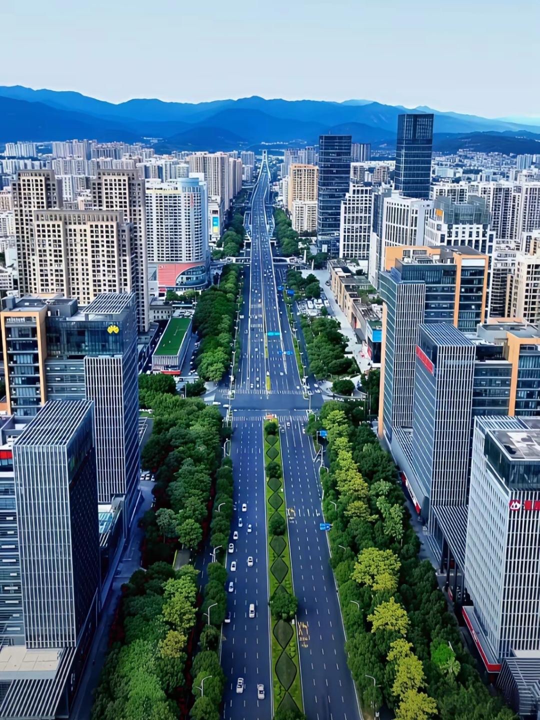 龙岩,就是闽西一个不太起眼的四线城市,可在城市建设这块,感觉比泉州