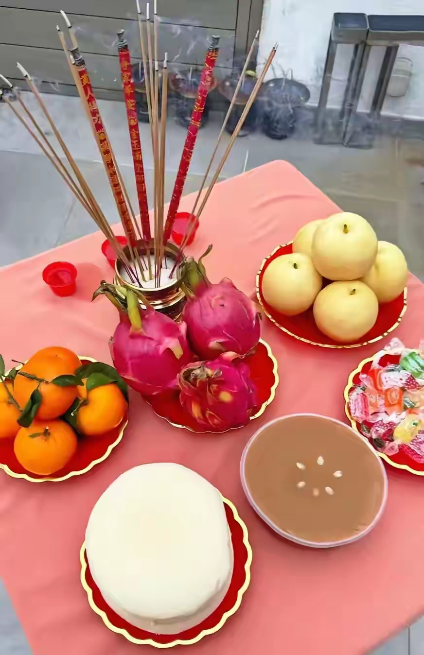 胡杏儿这是陪老公回家祭祖了,烧香上贡好讲究,家里布置的也是非常