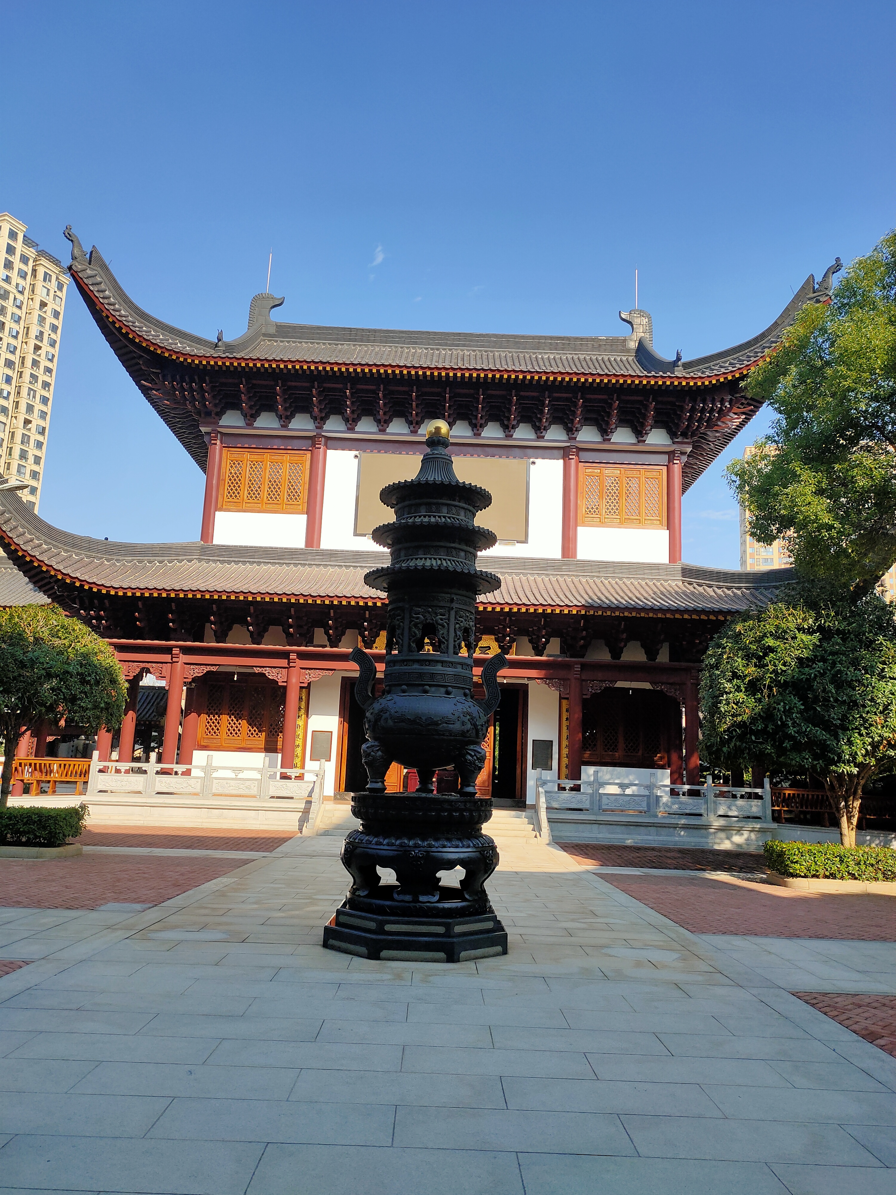 《七绝·谒长沙玉泉寺》青烟袅袅绕禅林,古佛慈悲映客心
