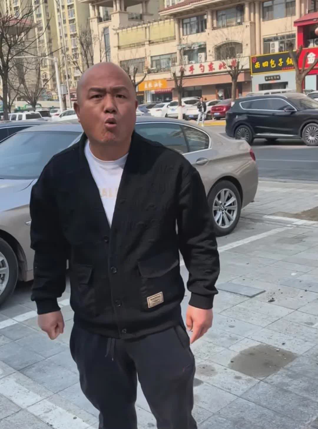 这人居然站那不动,男子按了好几下喇叭,示意让松原大哥冷二平照片超市
