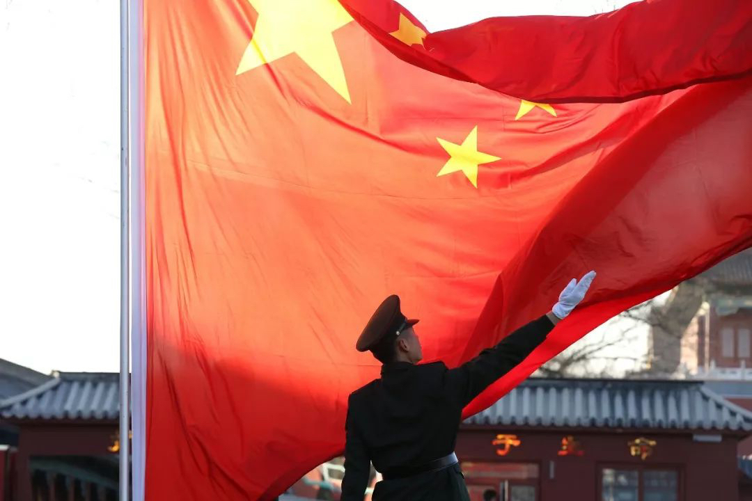图片大全大图夕阳下对国旗敬礼