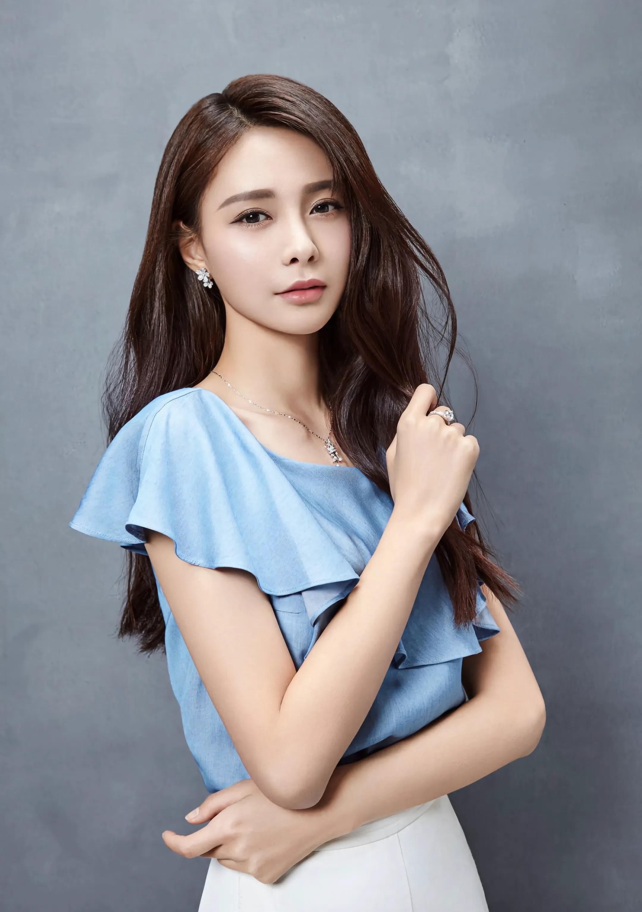 1989年,沈梦辰出生于湖南湘西