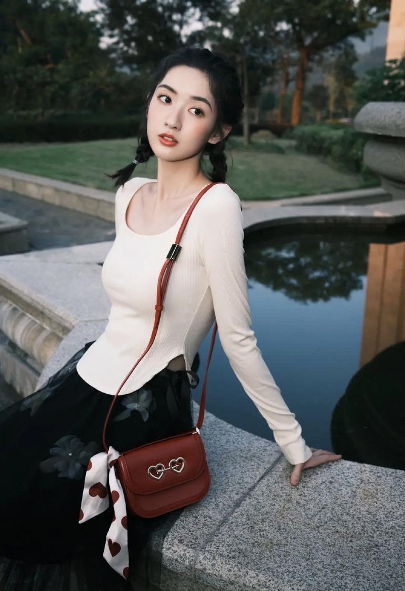 2015年,18岁的王玉雯因参演微电影《数字恋爱》踏入演艺圈,此后开启