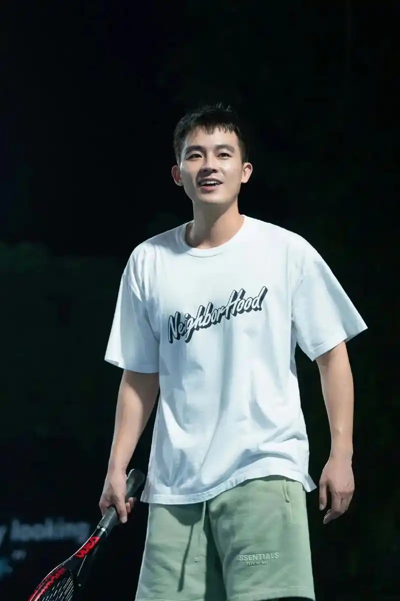 欧豪,1992 年生于福建平潭,他从《快乐男声》舞台出发,以独特的少年感