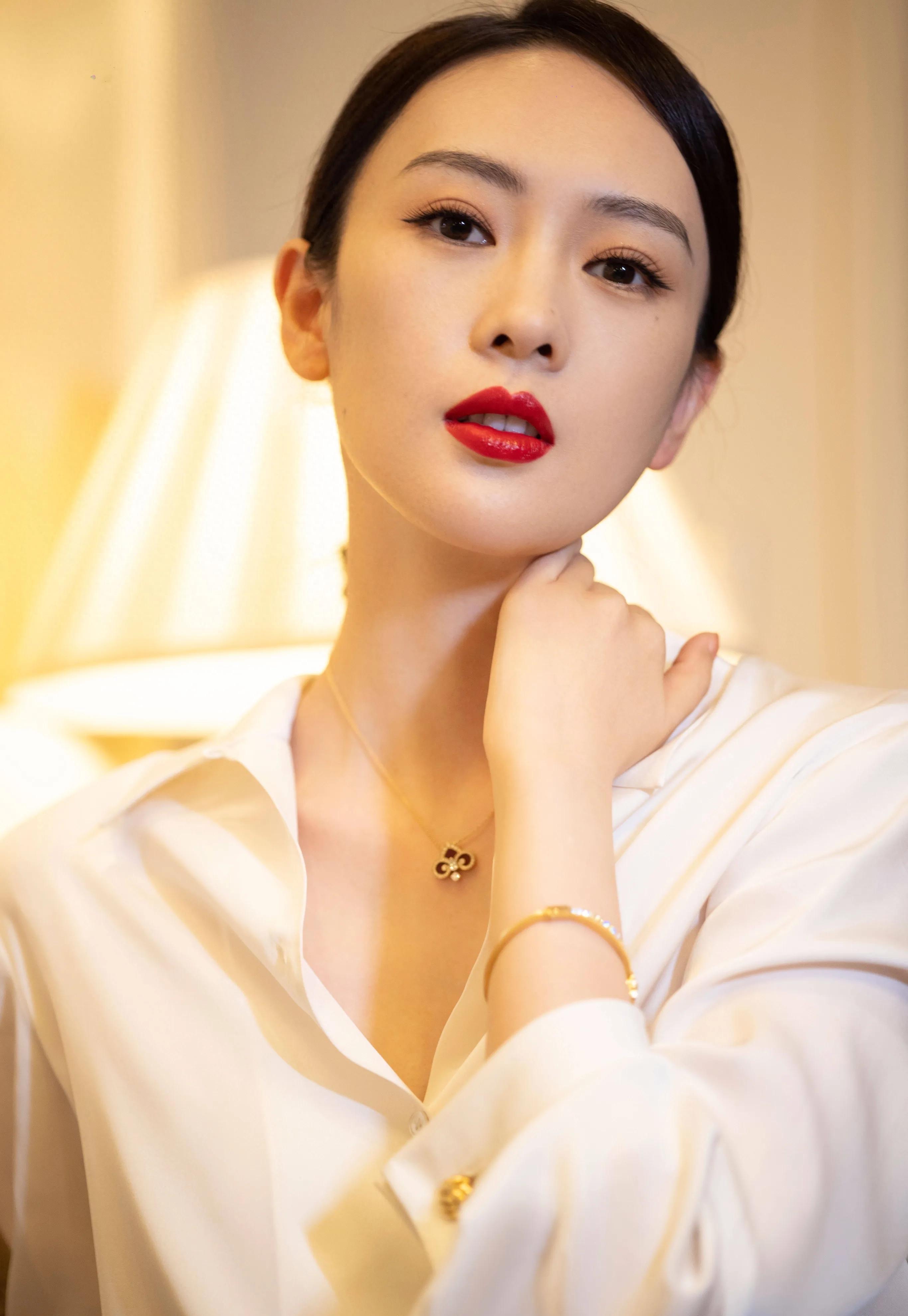 童谣自踏入演艺圈起,便以灵动的表演天赋与独特气质吸引目光