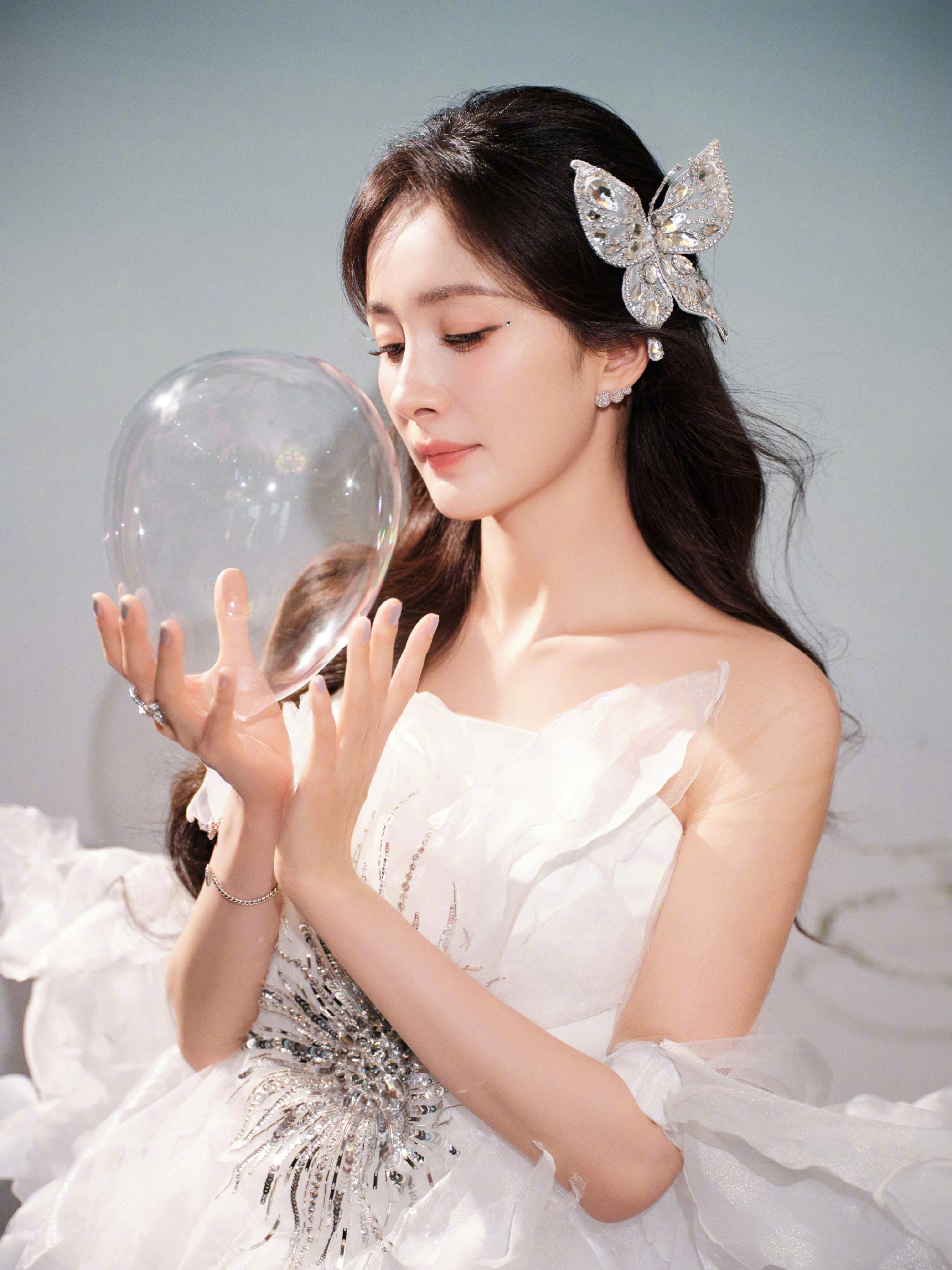 杨幂:星光眼眸映白纱,花中仙子灵动绽放