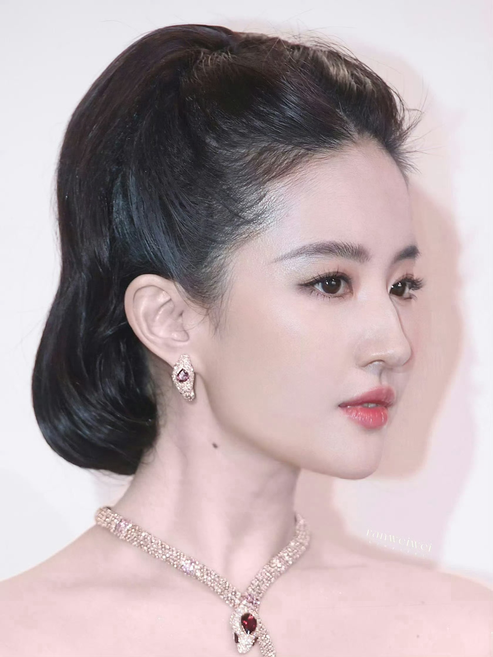 刘亦菲笑靥如花,一颦一笑间绝美风姿动人心