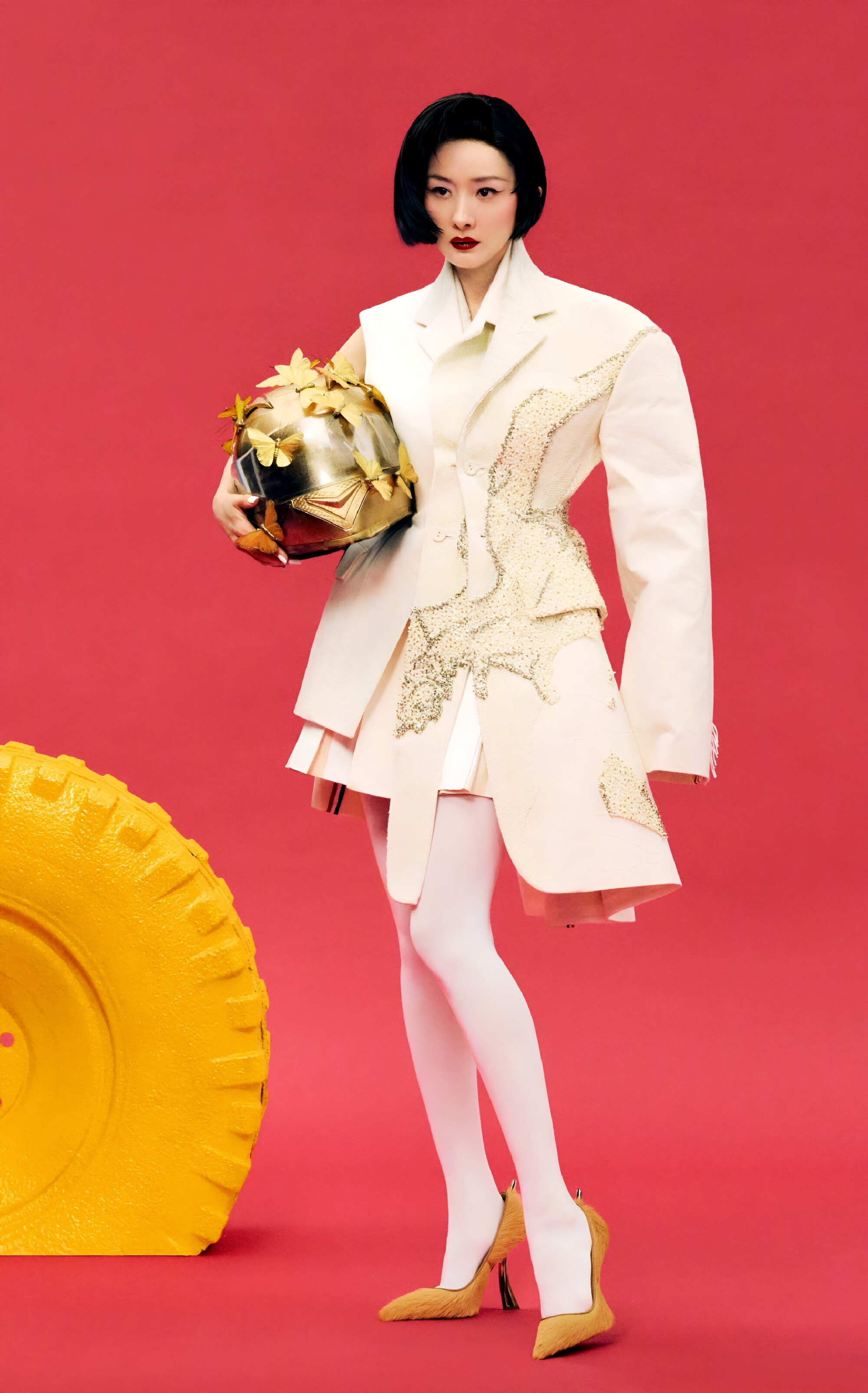 杨幂登上《时装》封面,美腿丝袜高跟演绎时尚大片!