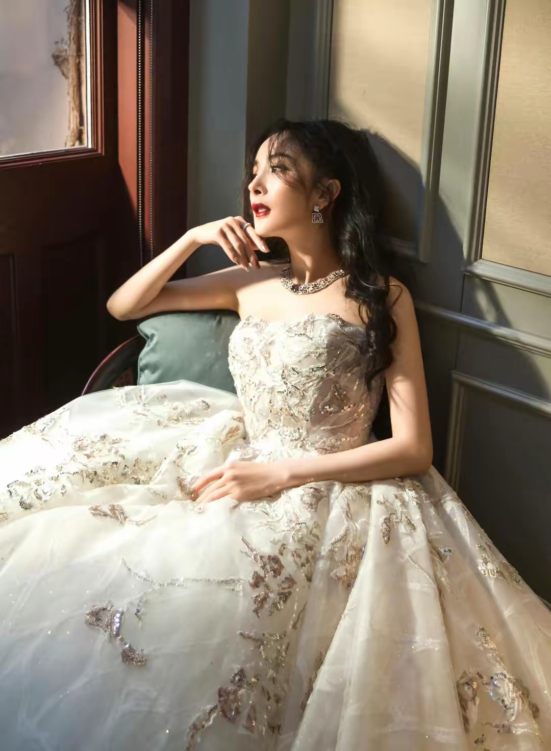 杨幂:婚纱下的灵动公主,高贵不凡