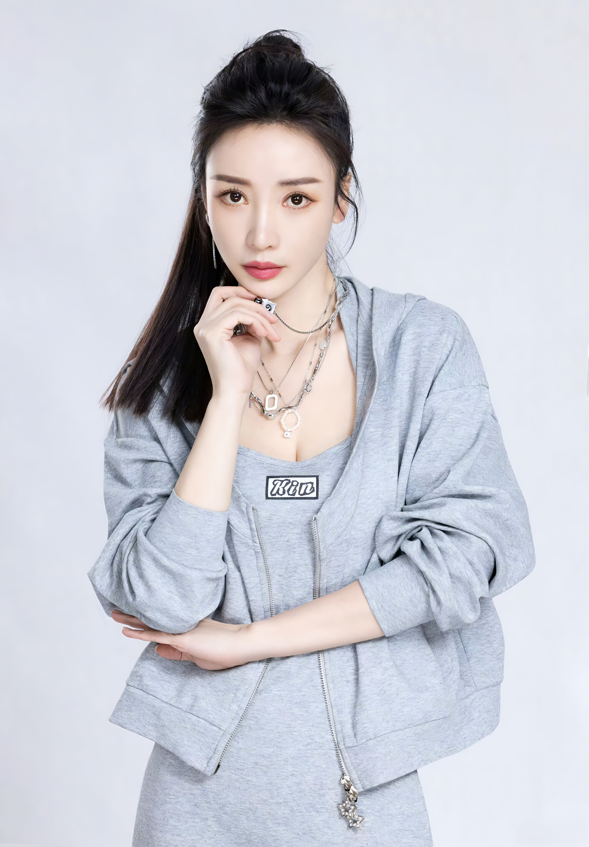 柳岩壁纸大赏:从清新到妩媚,多样风格任你挑!