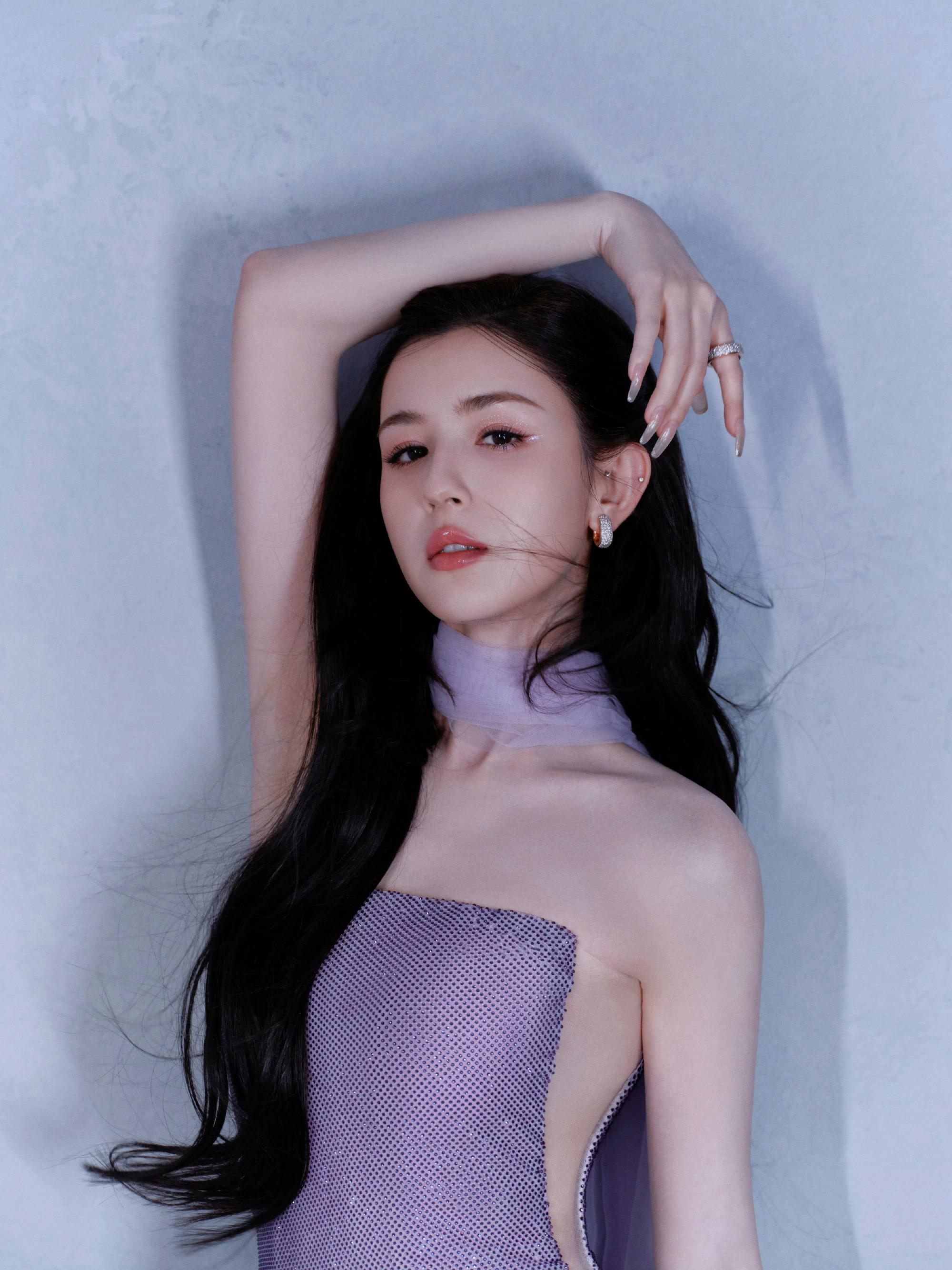哈妮克孜紫色亮片礼服惊艳亮相:高贵优雅,尽显曼妙身姿