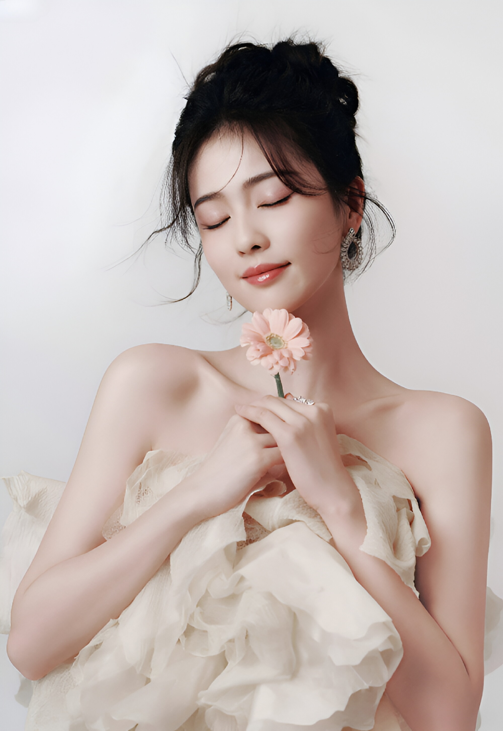 白鹿身穿白色花朵超短裙,香肩玉臂美腿尽显优雅气质