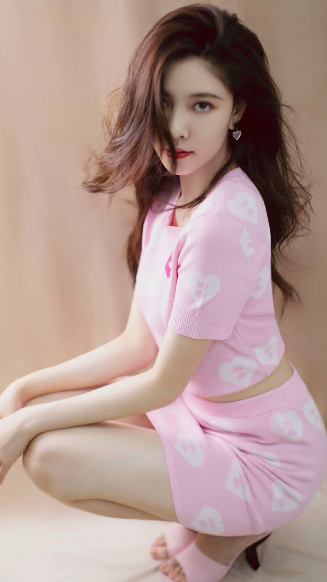 宋妍霏:玉腿女神,行走的时尚风景线