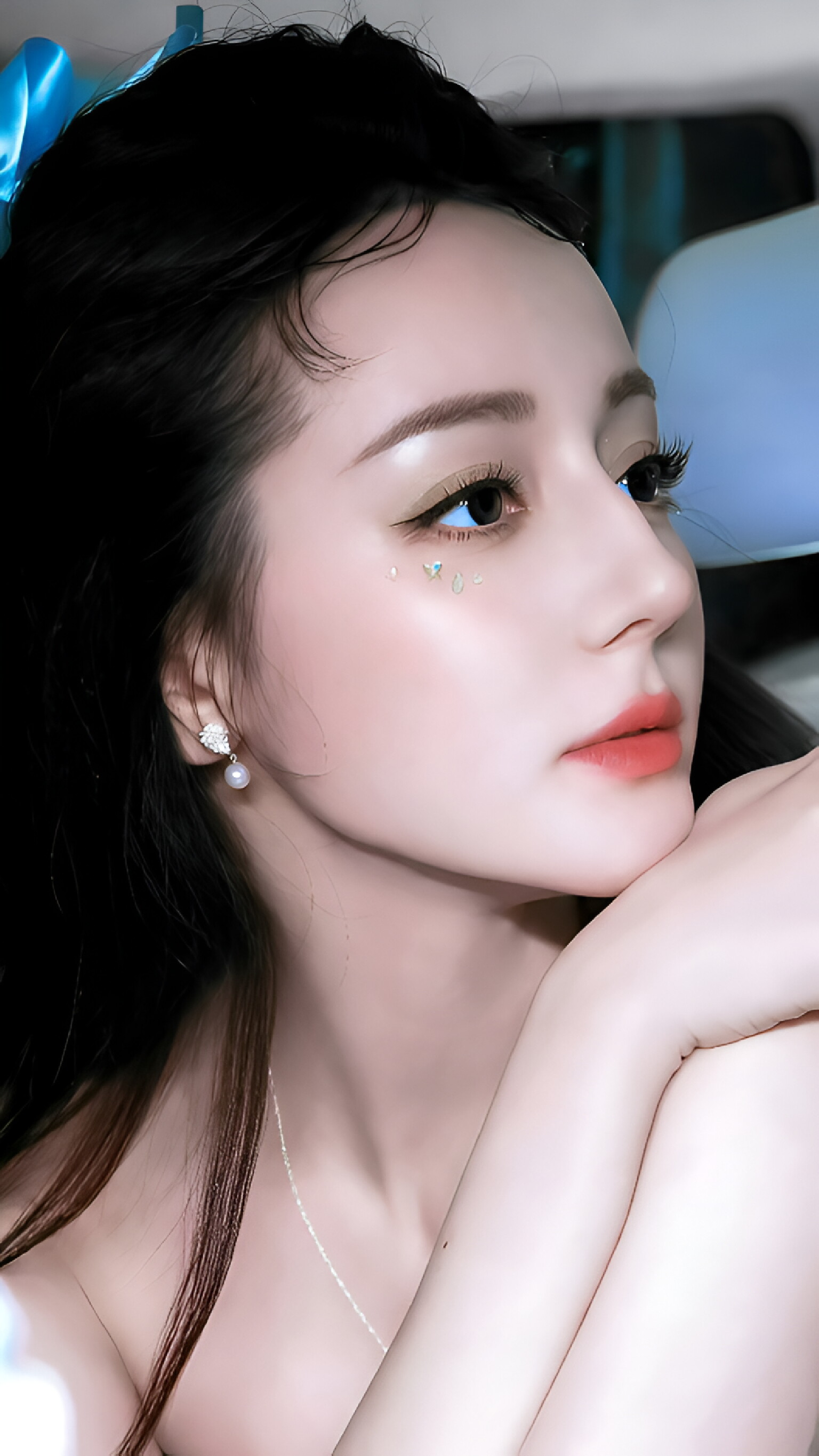 迪丽热巴面容明艳动人,眉眼深邃且极具异域风情,眼眸如璀璨星辰,流转