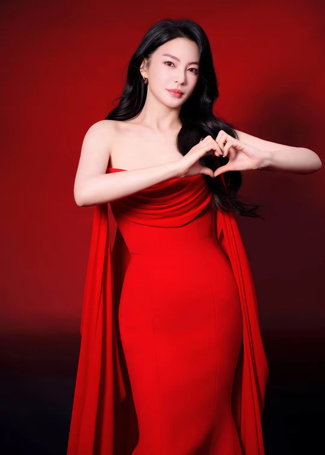 张雨绮红裙迎春:明艳动人,尽显新春喜悦