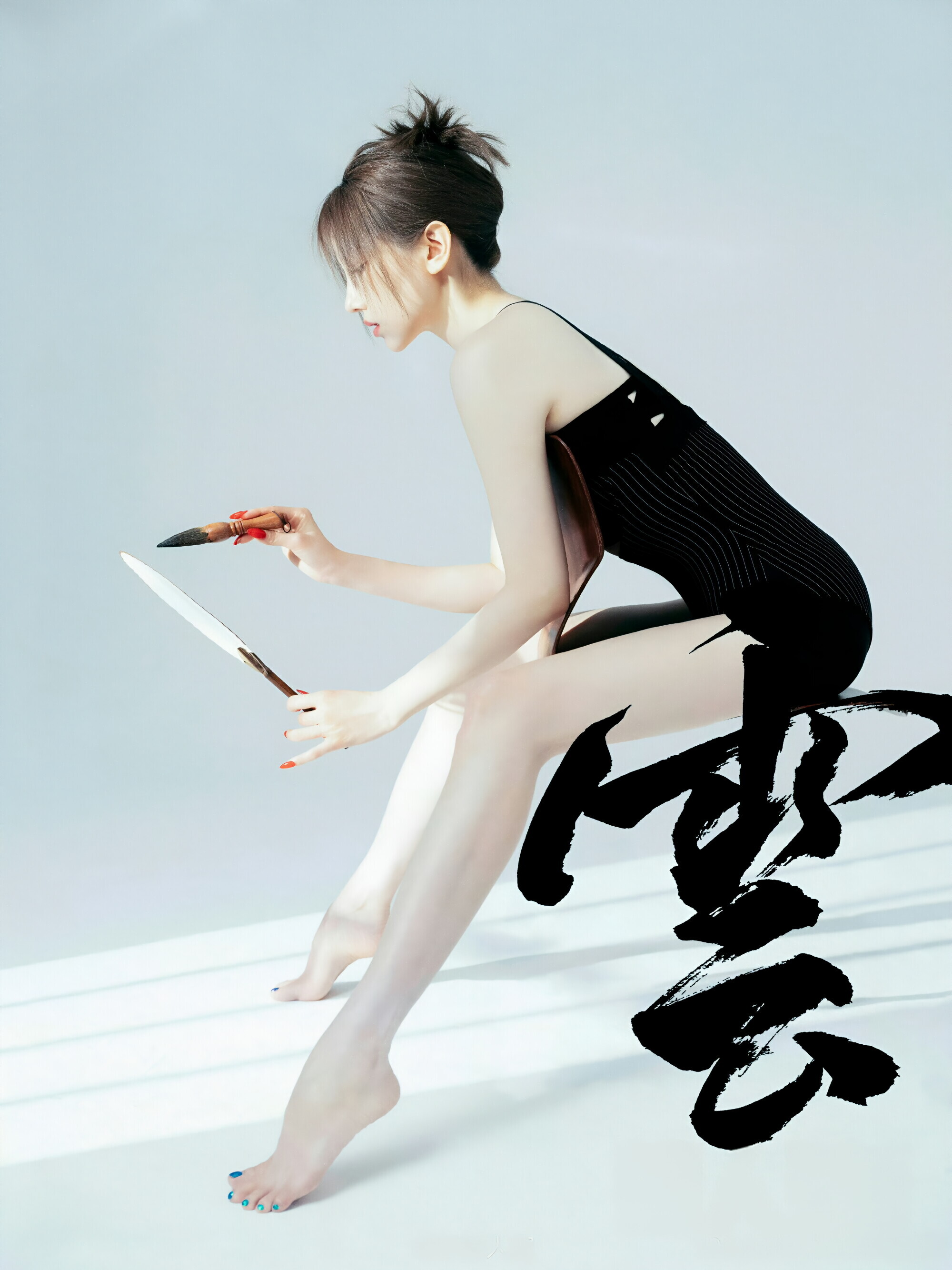 陈小芸《男人装》封面大片:提笔书写,手持团扇,尽显独特韵味