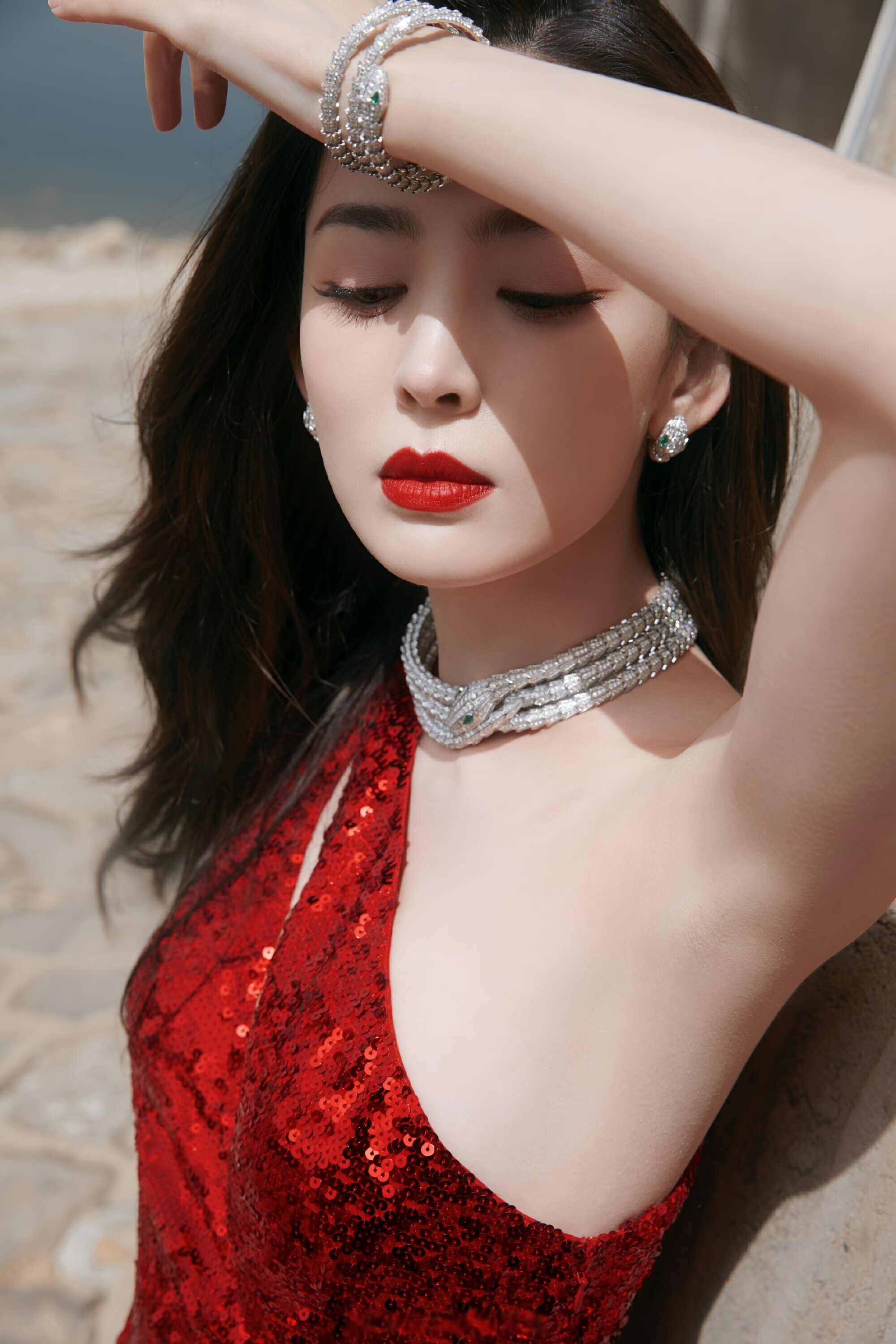 古力娜扎一袭亮片红裙,剪裁勾勒曼妙身姿