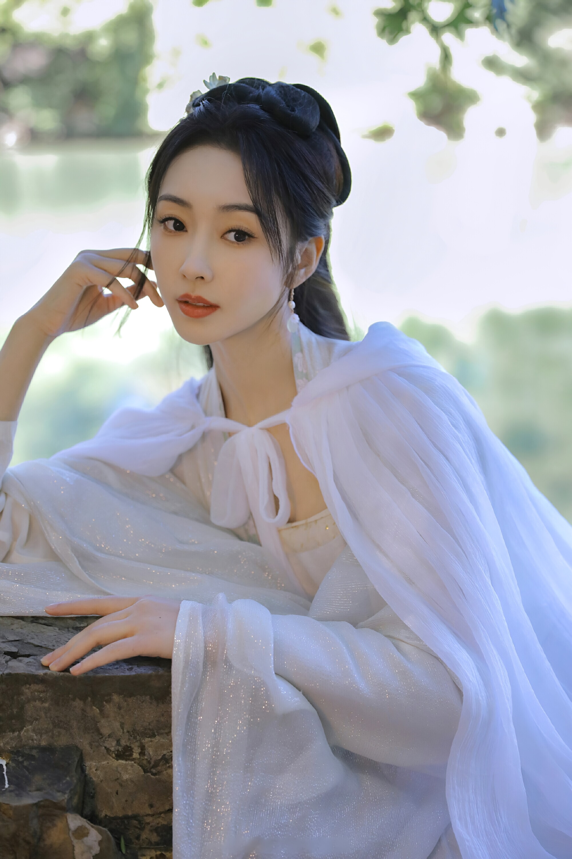 她的发型精致点缀着