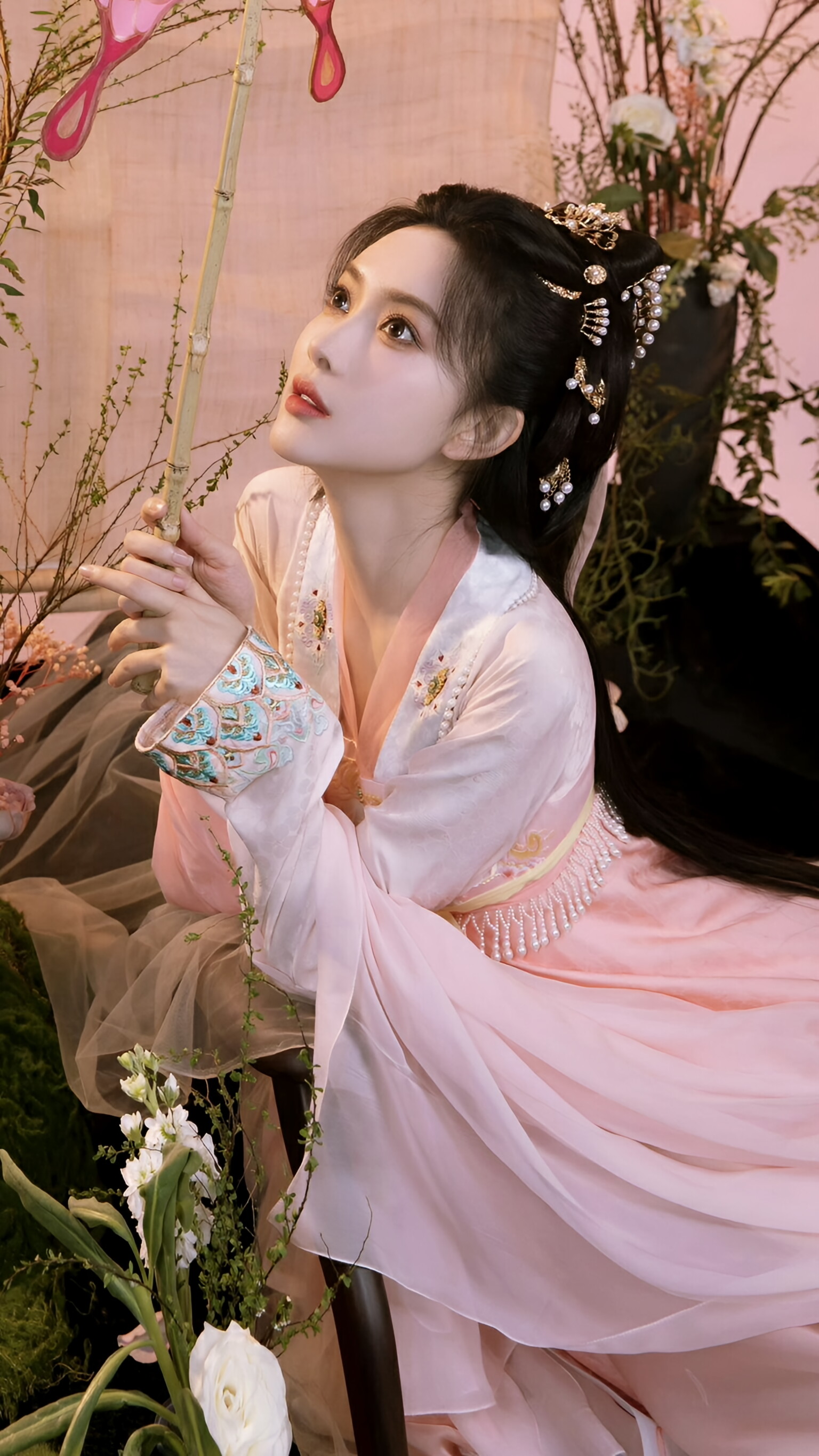 孟子义古风装扮灵动温婉,淡粉汉服花卉绣图尽显柔美