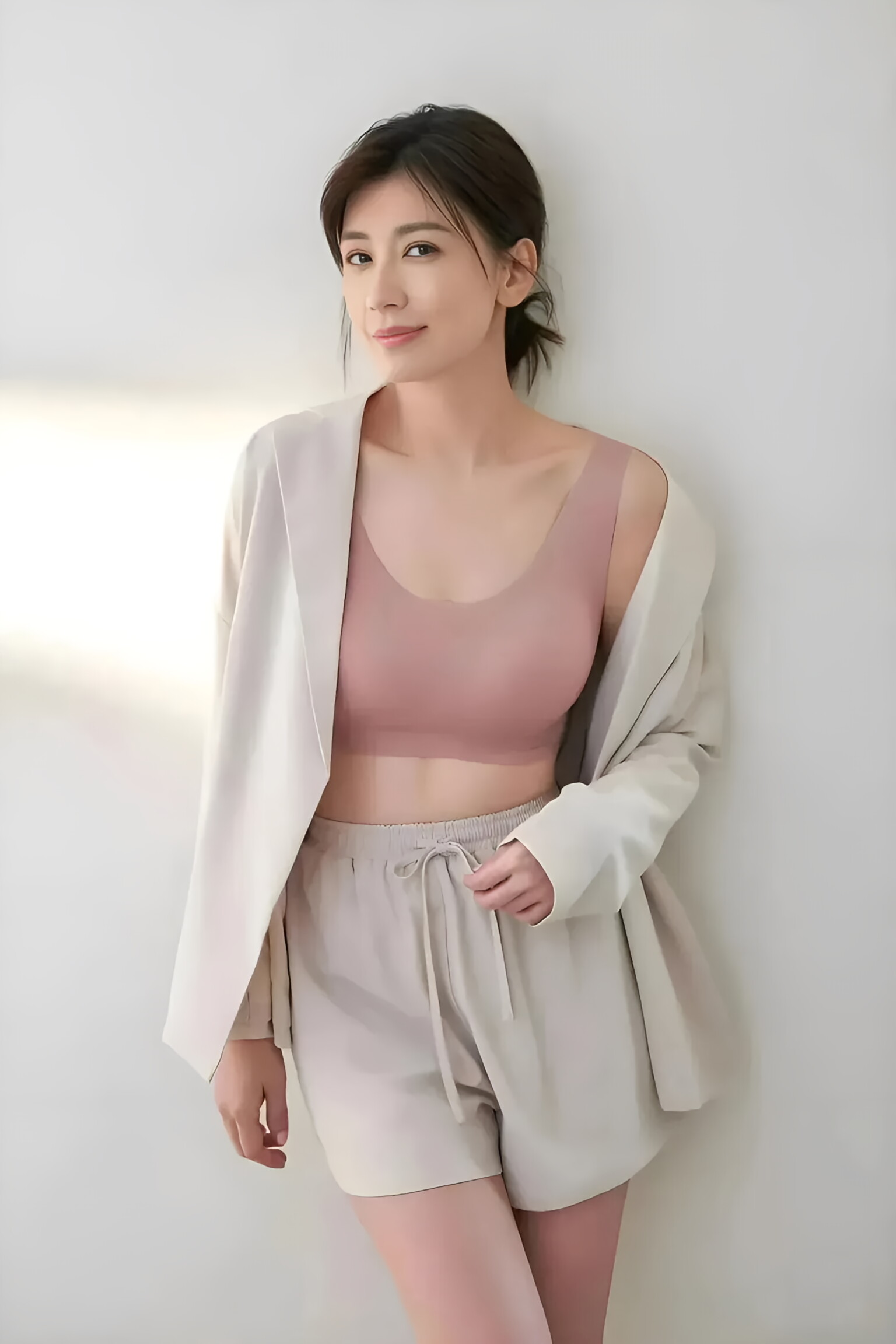 贾静雯内衣代言美照,休闲装扮难掩成熟女性韵味
