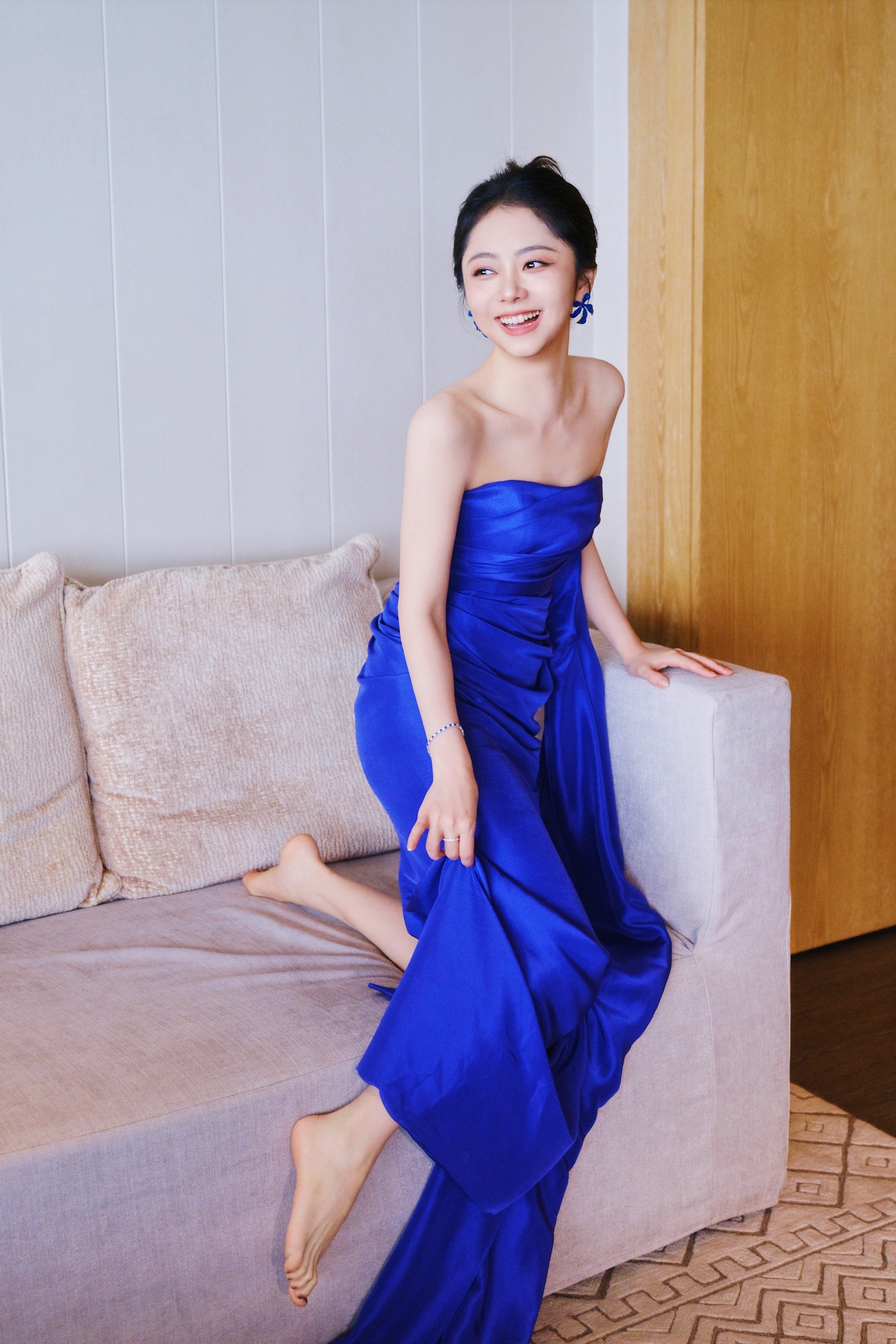 谭松韵蓝裙装扮,貌美容颜藏不住眸间万种风情