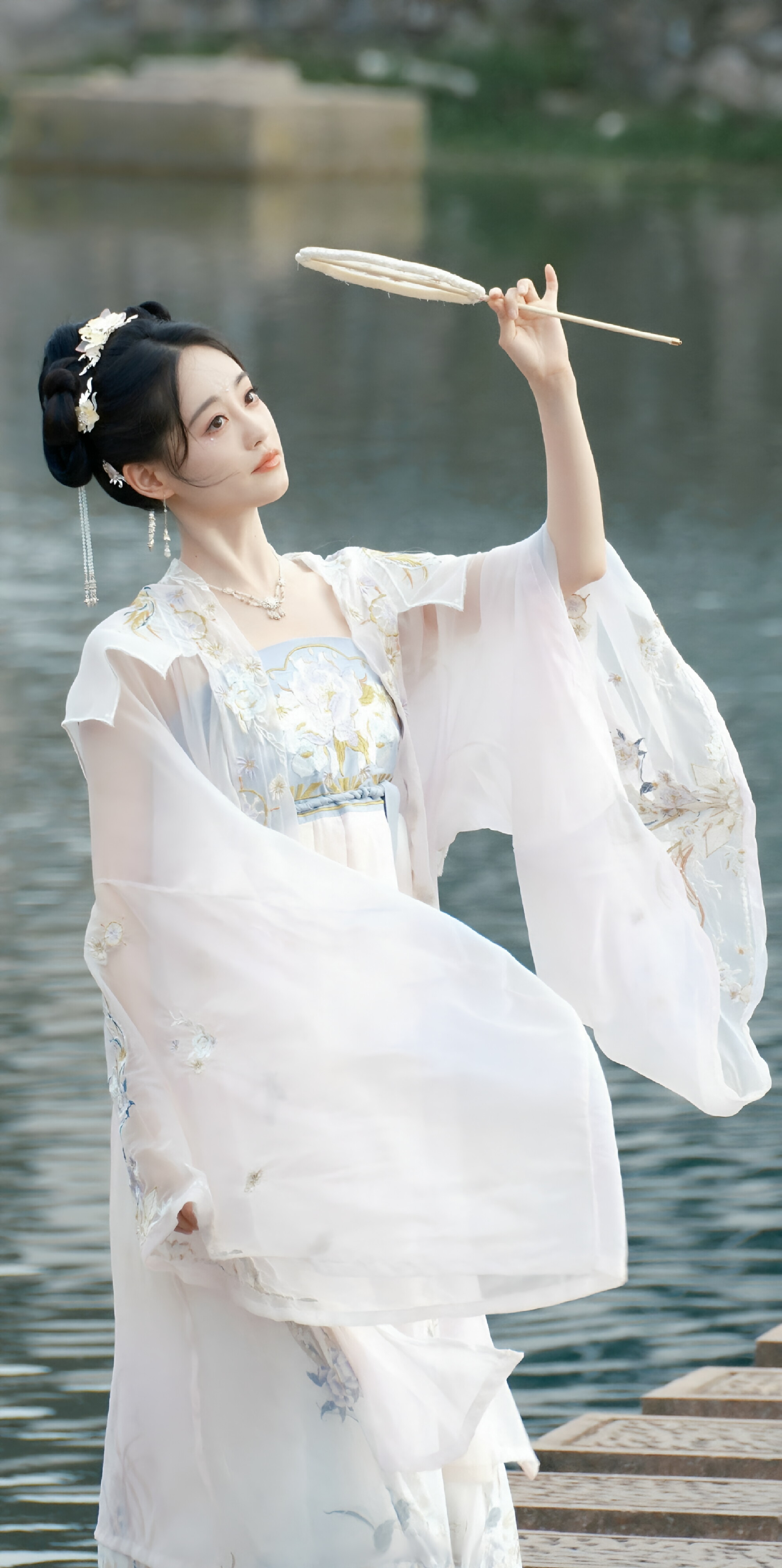 祝绪丹手持团扇轻摇慢舞,古风仙子翩然而至,淡粉浅蓝华裳飘逸,一颦